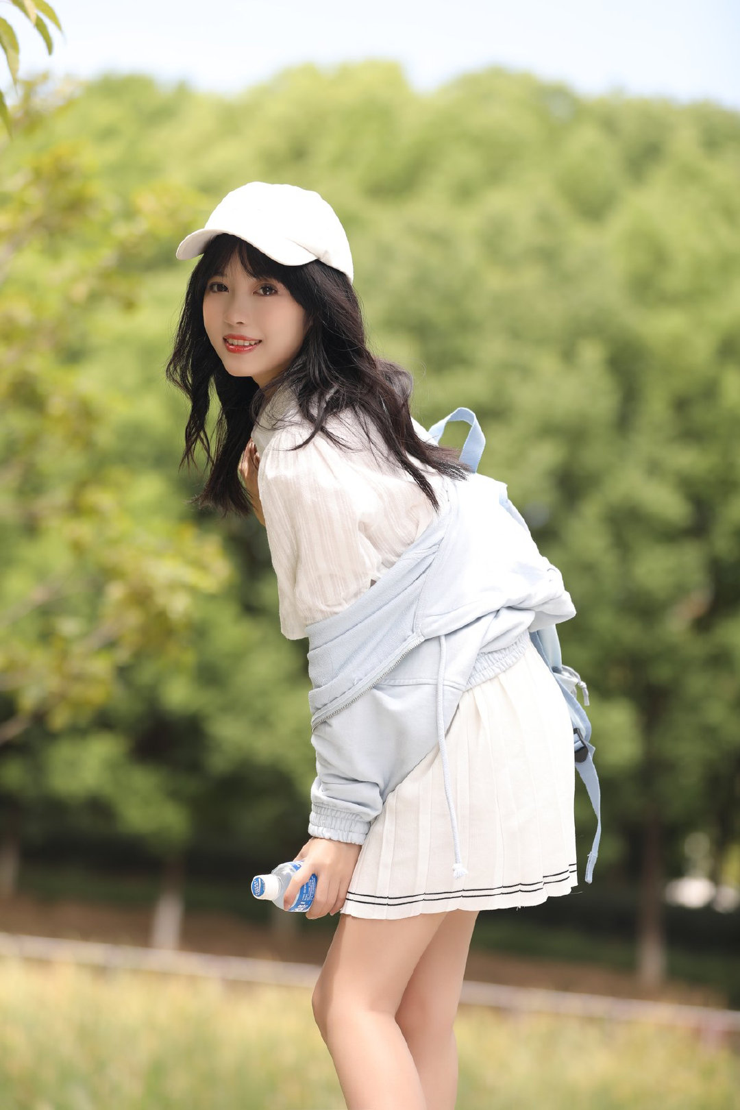 白色鸭舌帽搭配白色短裙,青春活力甜美系小美女