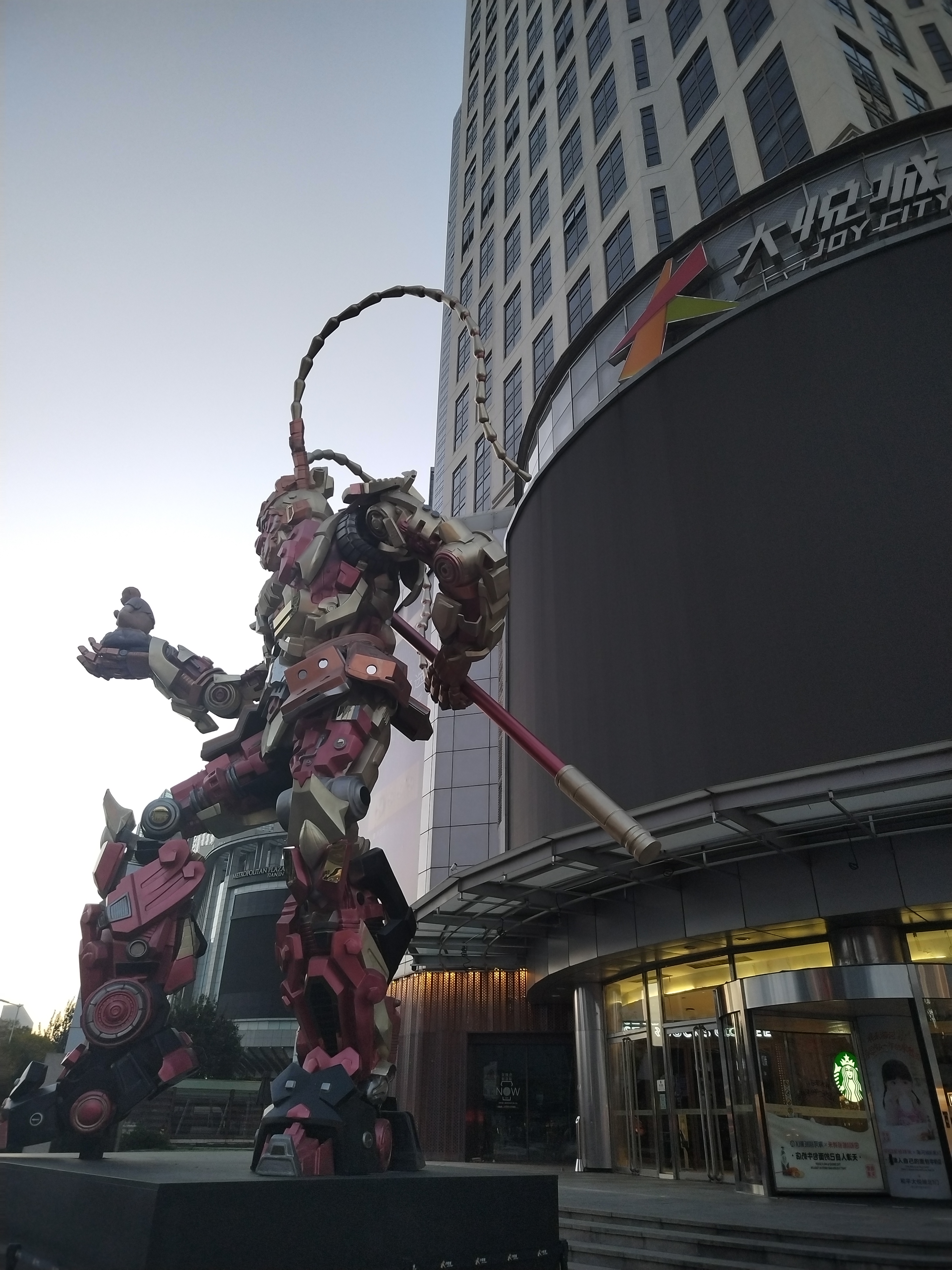 天津市和平区大悦城"标志物"变了,变成美猴王孙悟空!