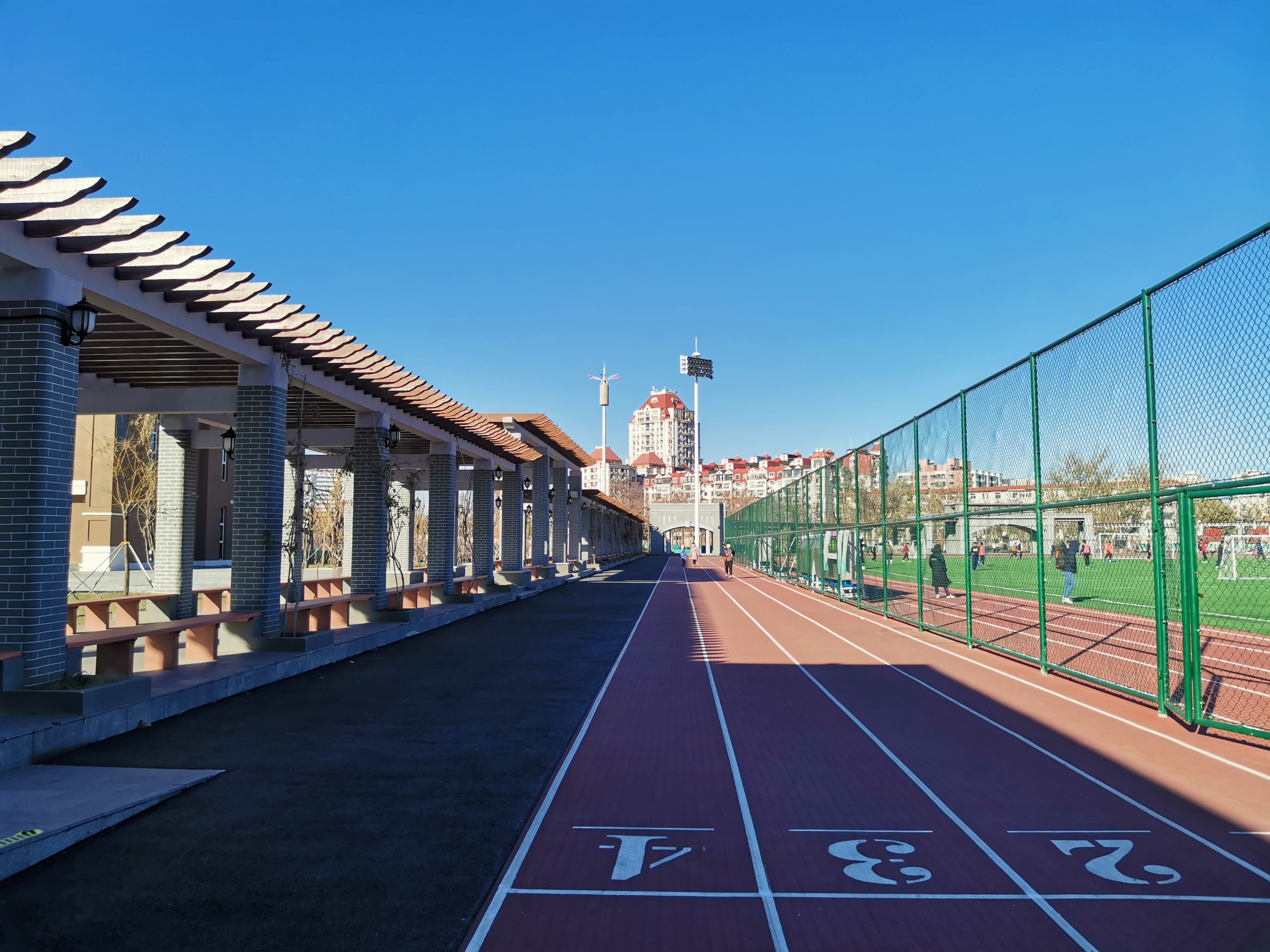 冬季的天津二宫,虽然寒冷,但足球场内很热闹,与世界杯相媲美!