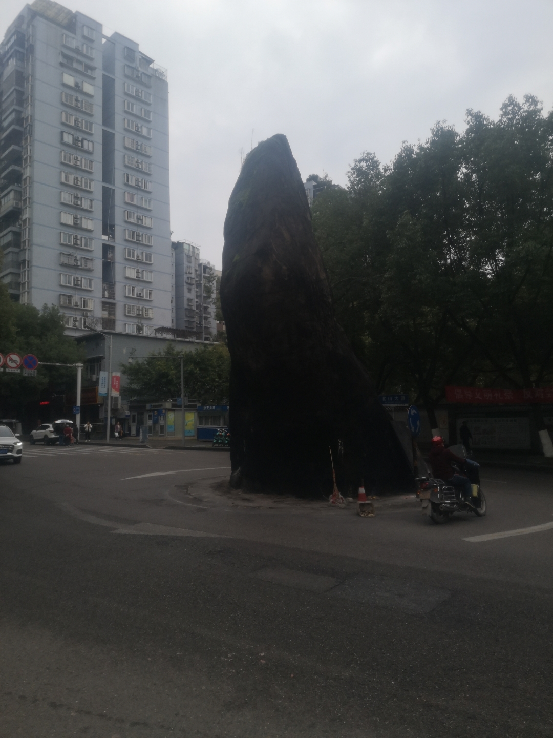 万州青龙石之颂歌  在万州北山的道路上,青龙石巍然矗立,如同一本翻开