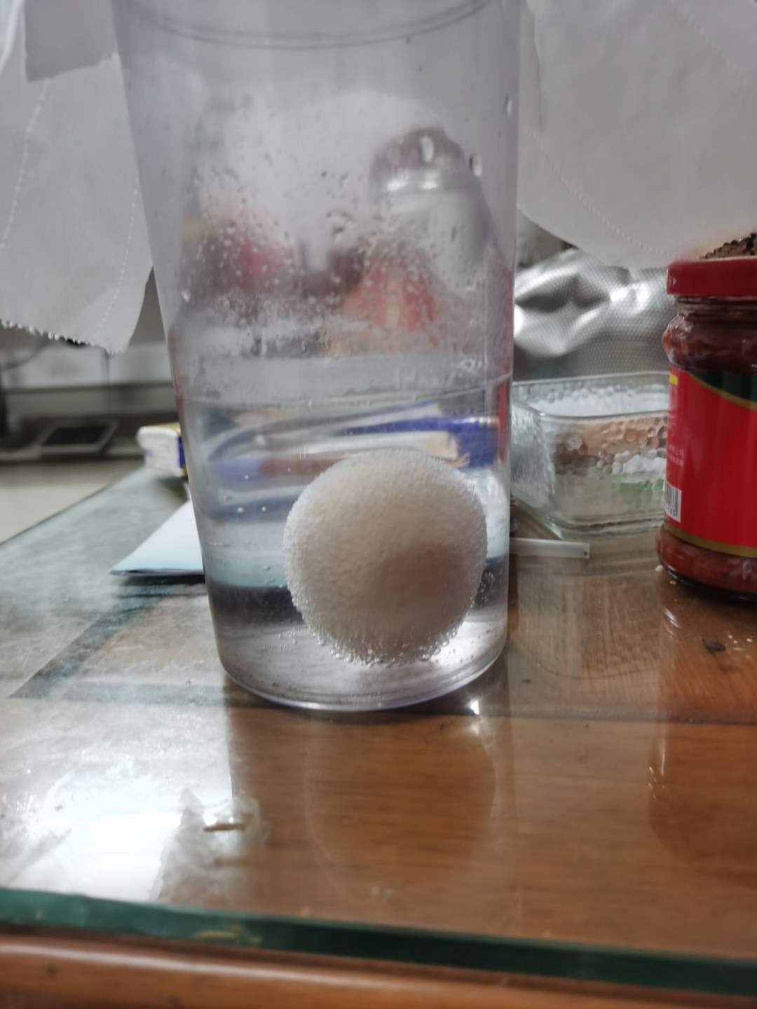 我看视频12小时就可以变得软软和很解压我就来做了我把鸡蛋放在白醋里