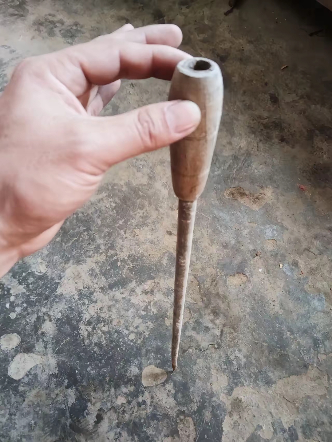 喝了三杯酒换回来的不像农具也不像兵器但很像五六半自动的三菱军刺