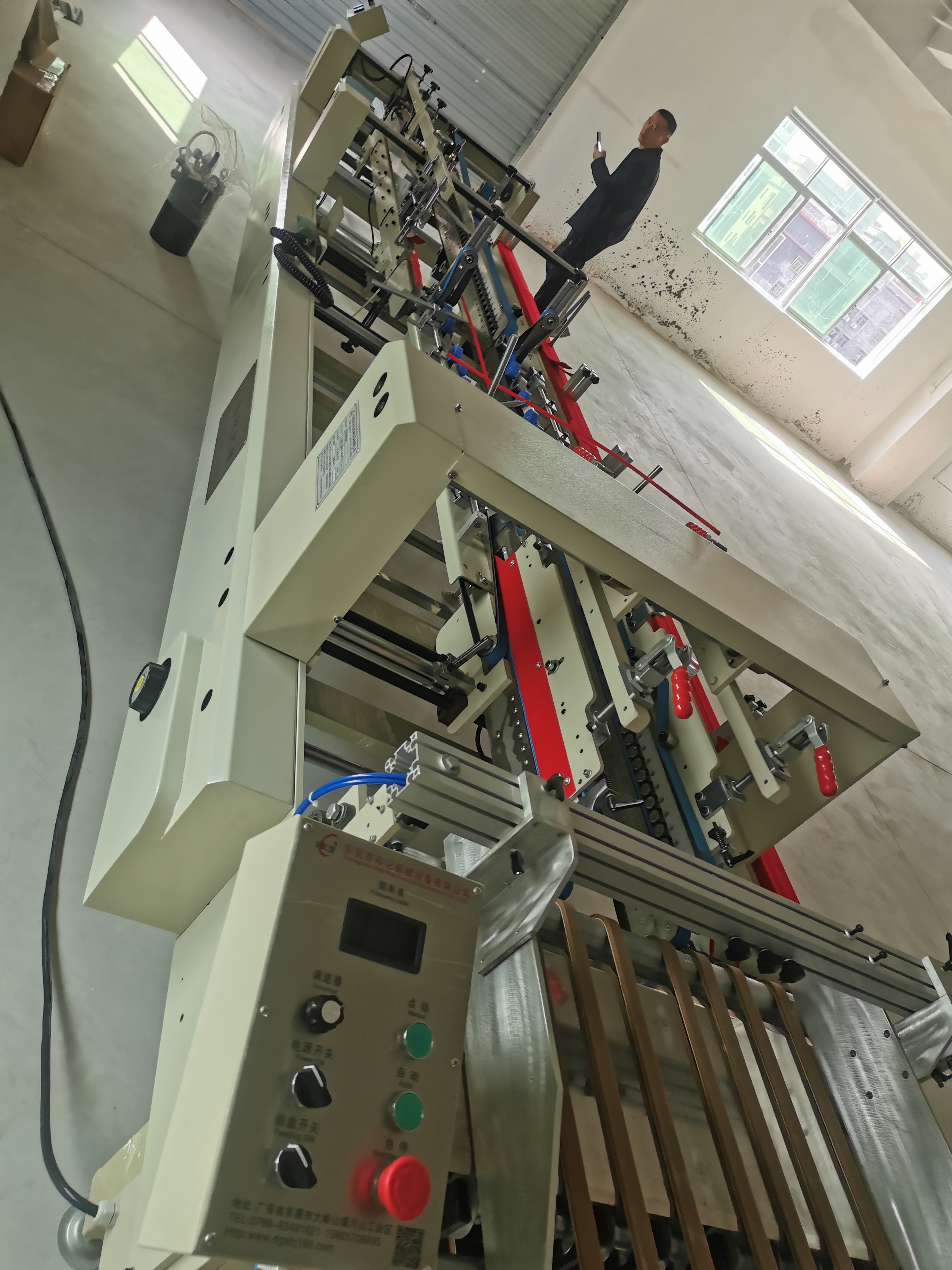 pvcpet透明胶盒自动刷胶水粘贴成型机