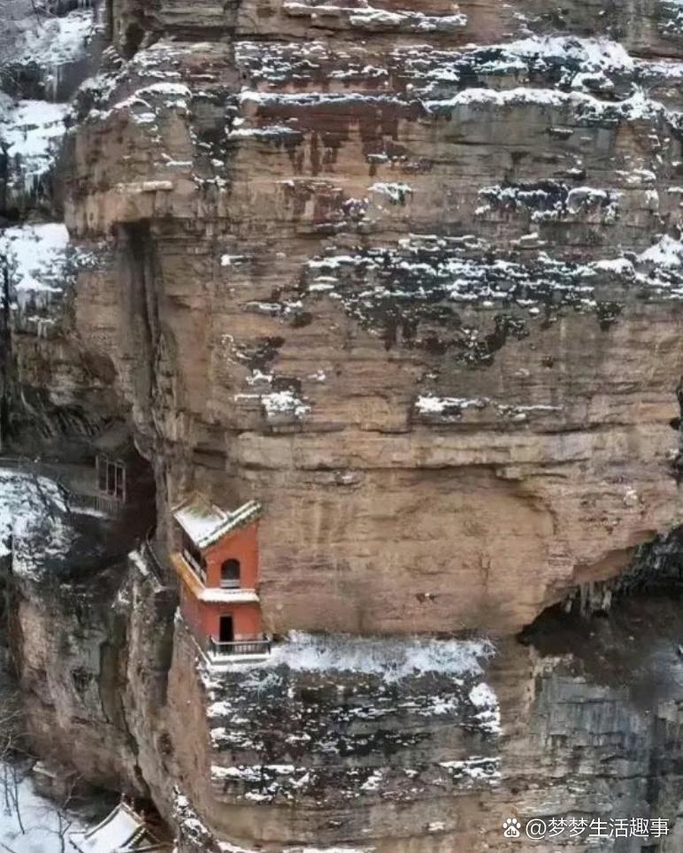 悬崖边的奇迹,悬挑式房屋  哇塞,你见过建在悬崖上的房子吗?