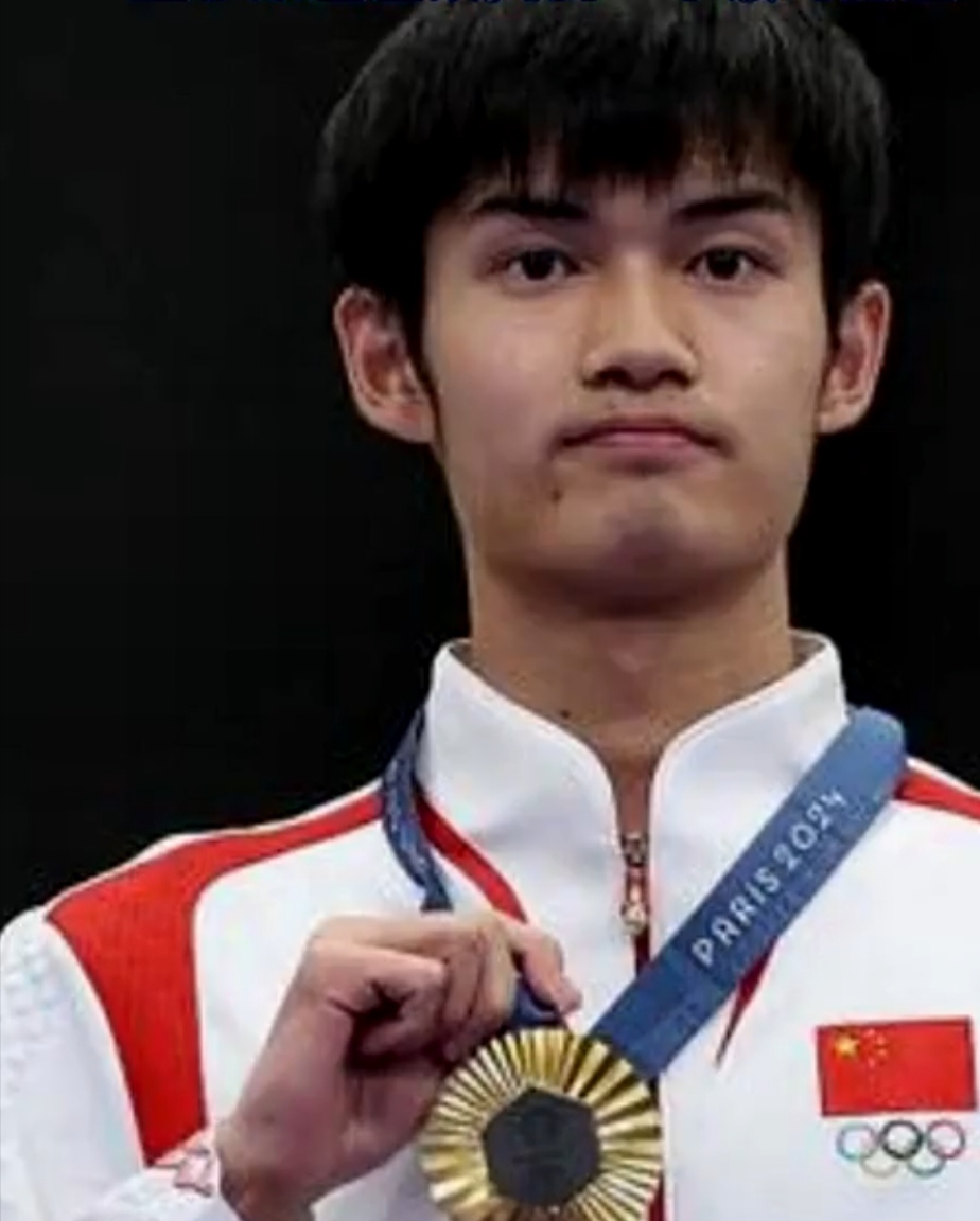 "干饭哥"盛李豪的爸爸晒出儿子巴黎奥运会夺金后归家日常,原来"干饭哥