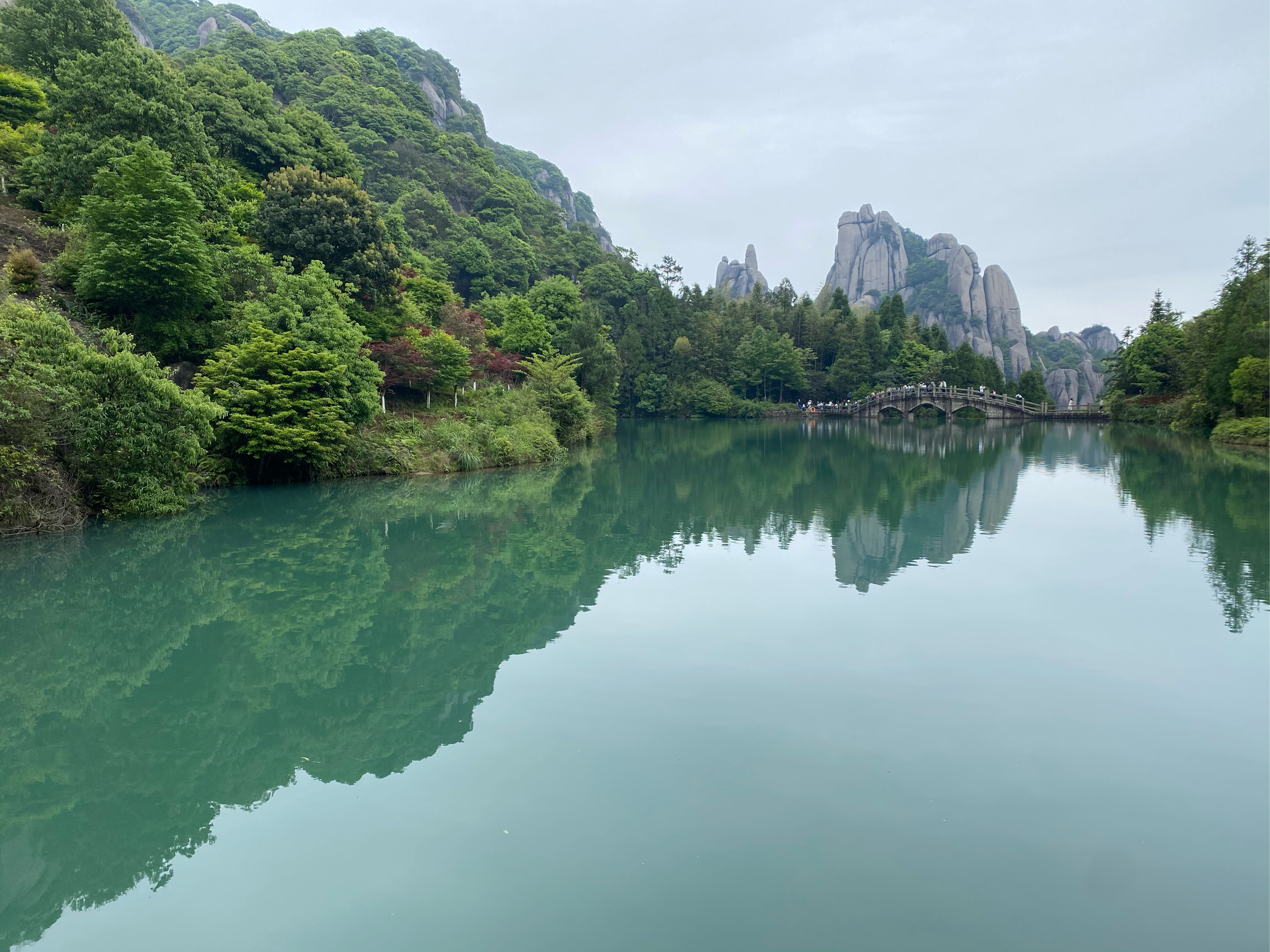 景点介绍:太姥山拥有54座奇峰,其中新月峰(覆鼎峰),夫妻峰,莲