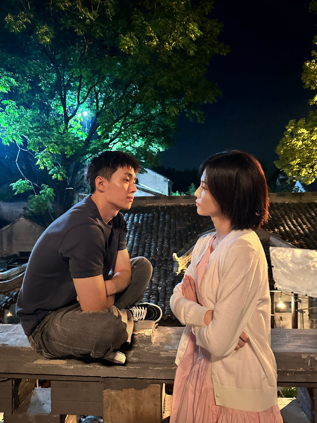 在《北上》收官夜,翟子路突然在微博晒出与白鹿的婚纱照并配文"这次