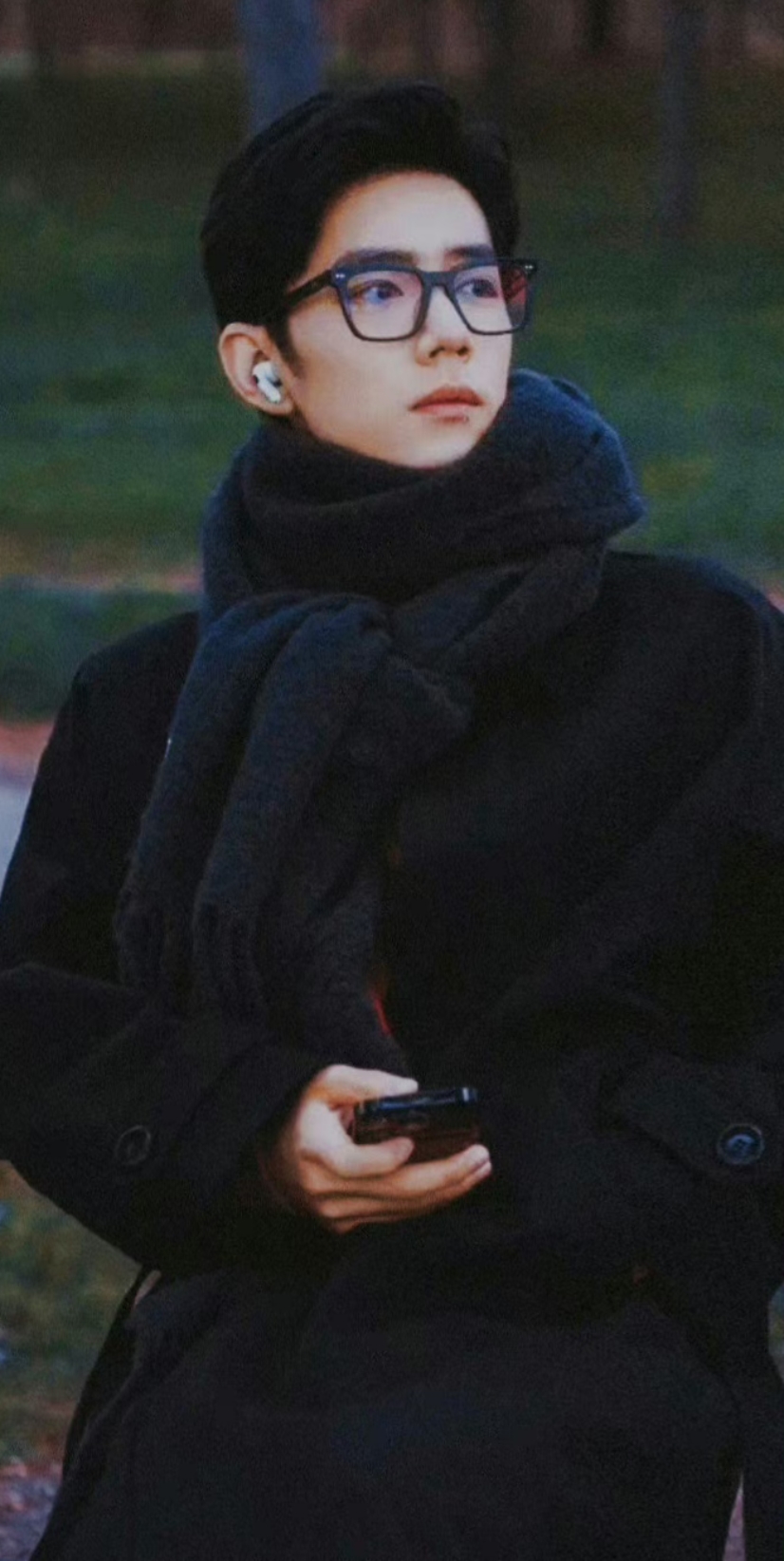 戴上黑方框眼镜,瞬间变身校园里的文质彬彬学长,让无数粉丝直呼"好男