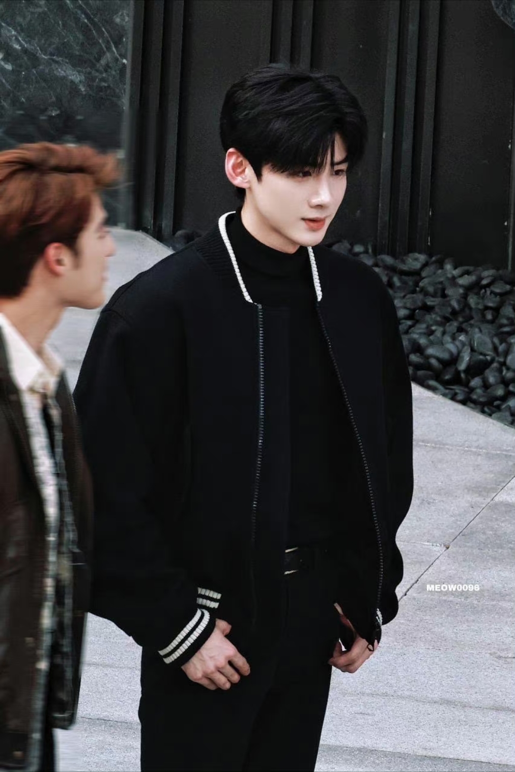 人气演员白敬亭与气质女星章若楠合作电视剧《难哄》.