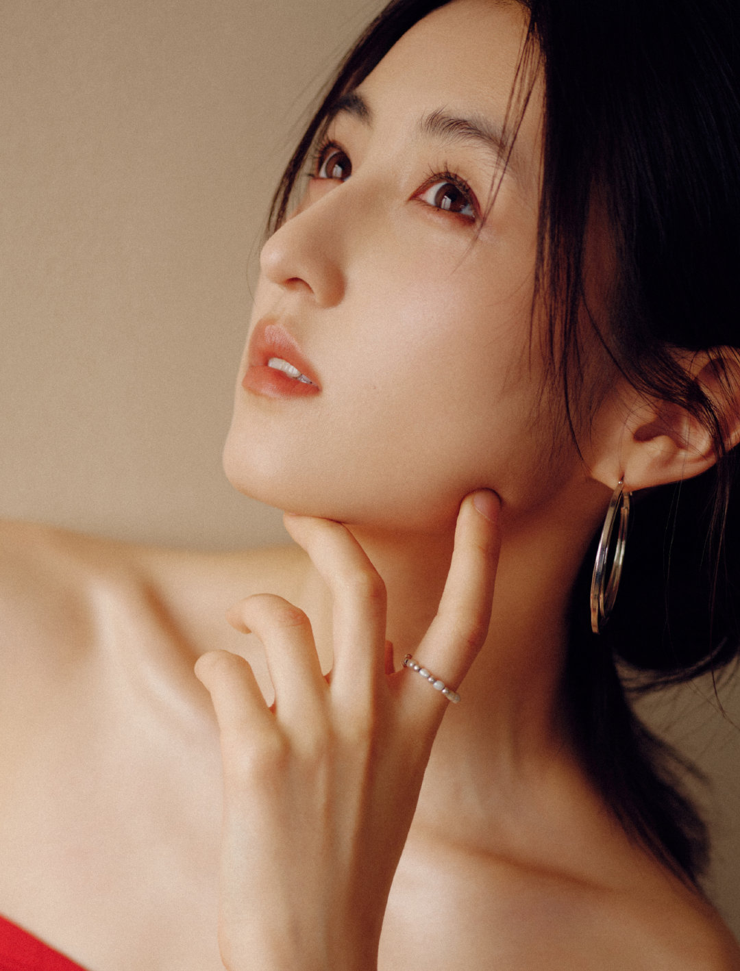 张子枫的侧颜杀,真是美翻了!