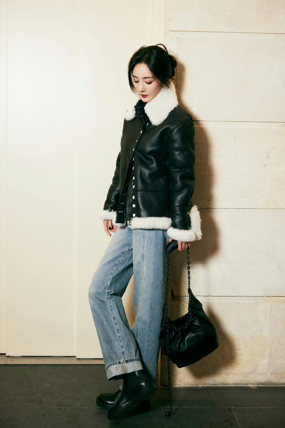 杨幂黑皮衣牛仔裤造型简直太美啦!