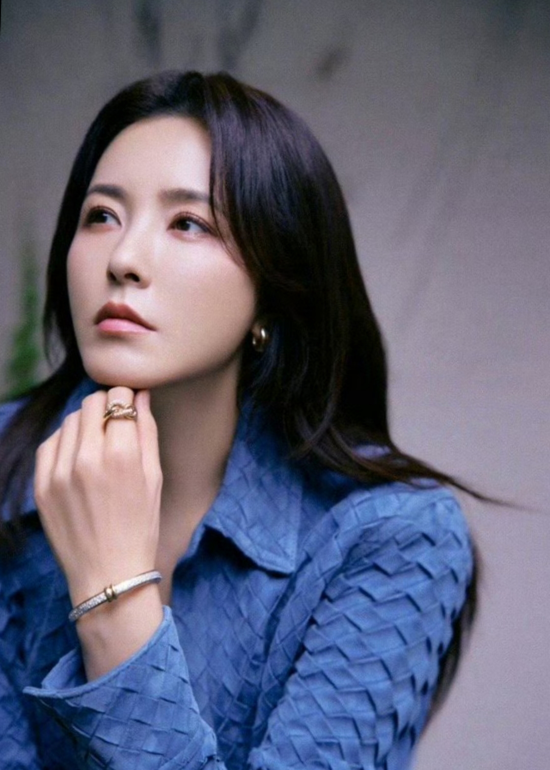 曾黎亮相glass盛典,一身简约白色背心搭配牛仔裤,展现了她惊人的身材