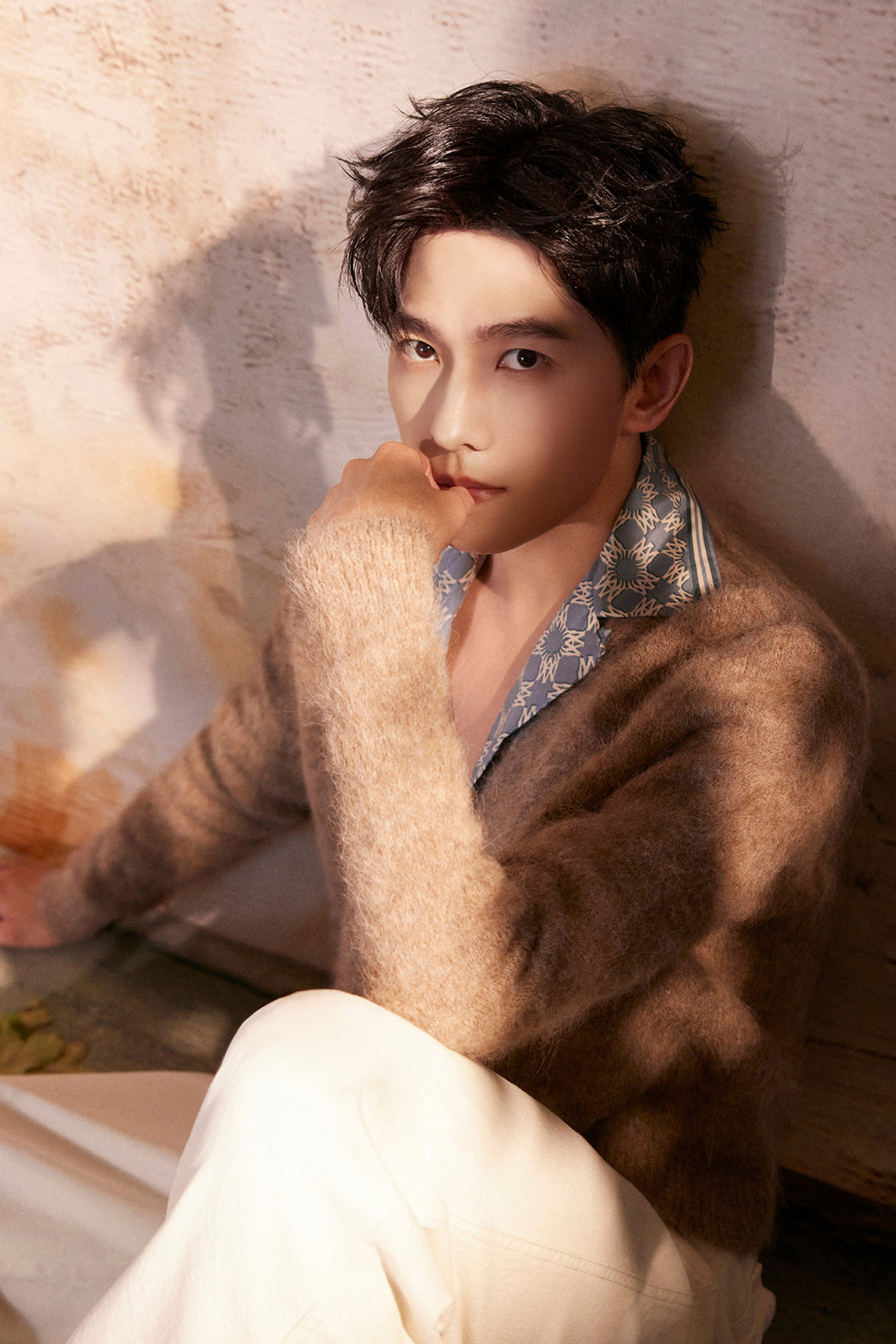 杨洋 慵懒午后,阳光洒在肩头,毛衣的温暖包裹着思绪,就这样静静坐着