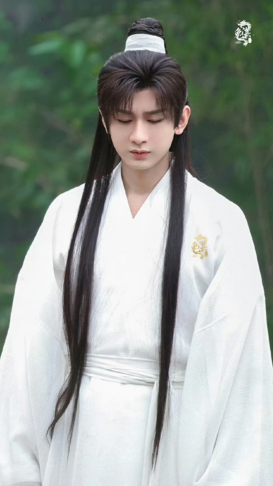 成毅一袭白衣上香路透,宛若仙人却眼神含泪,秒变"战损"形象?