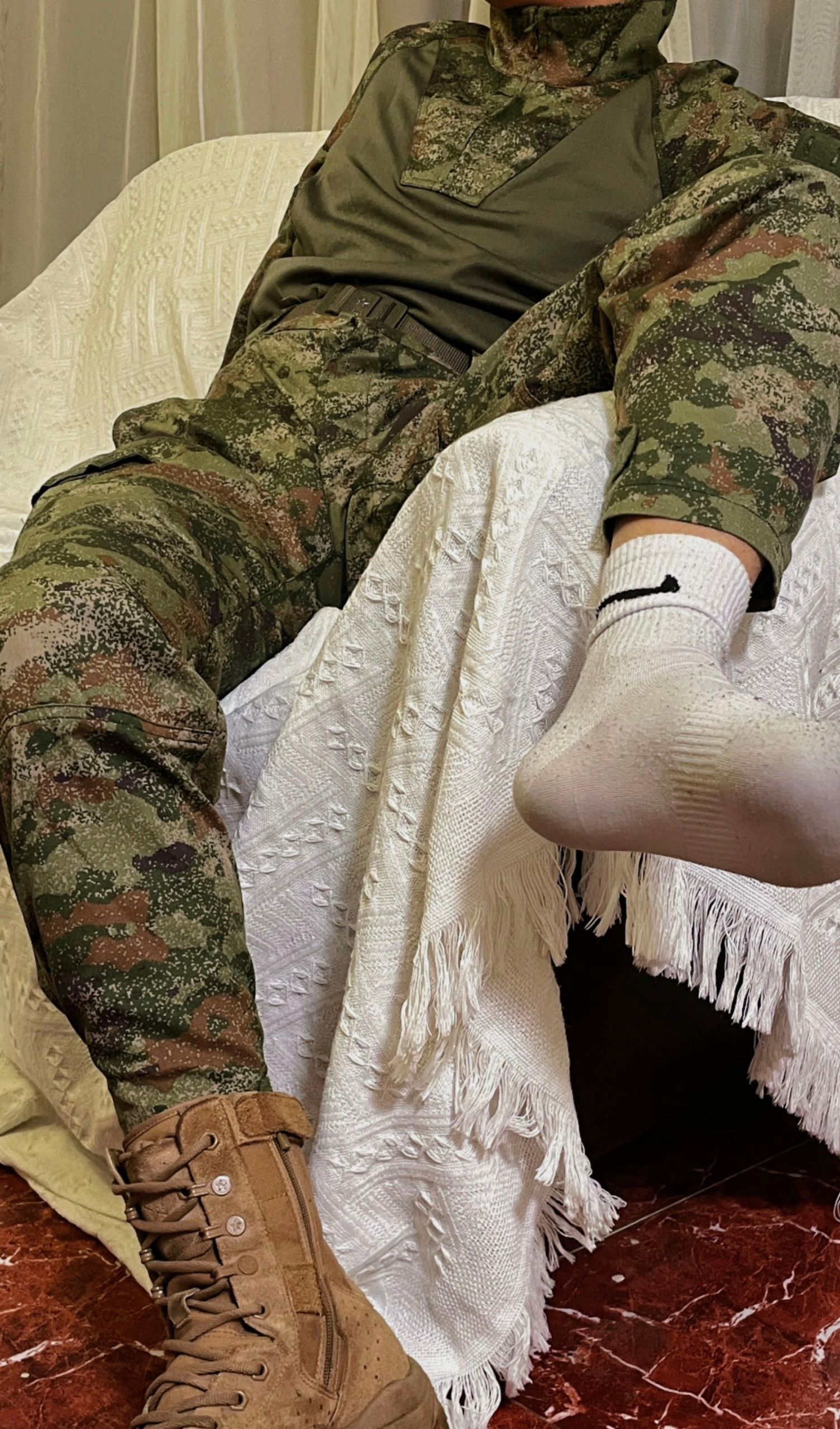 看多了军装黑袜,换白袜试试?