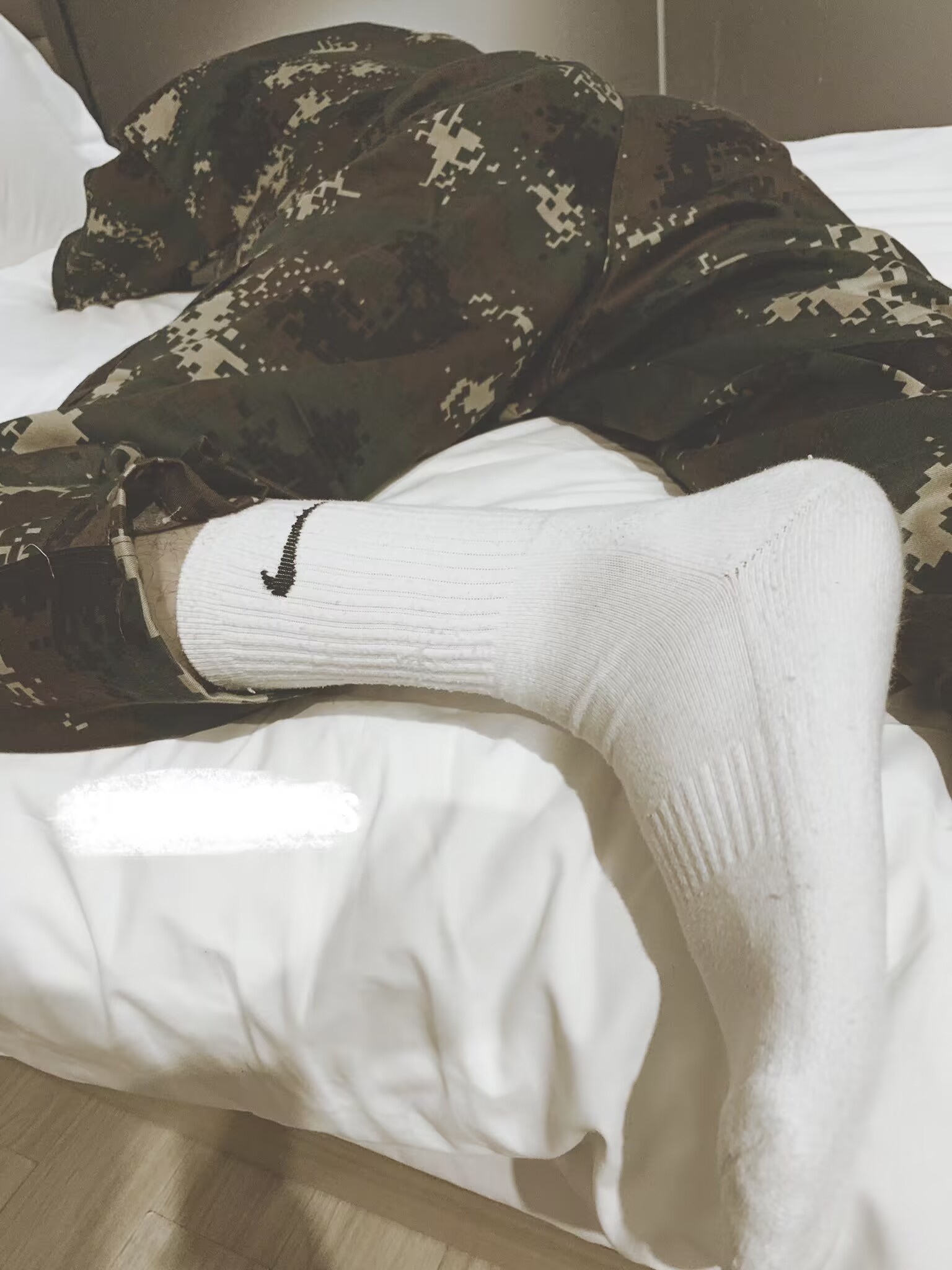 看多了军装黑袜,换白袜试试?