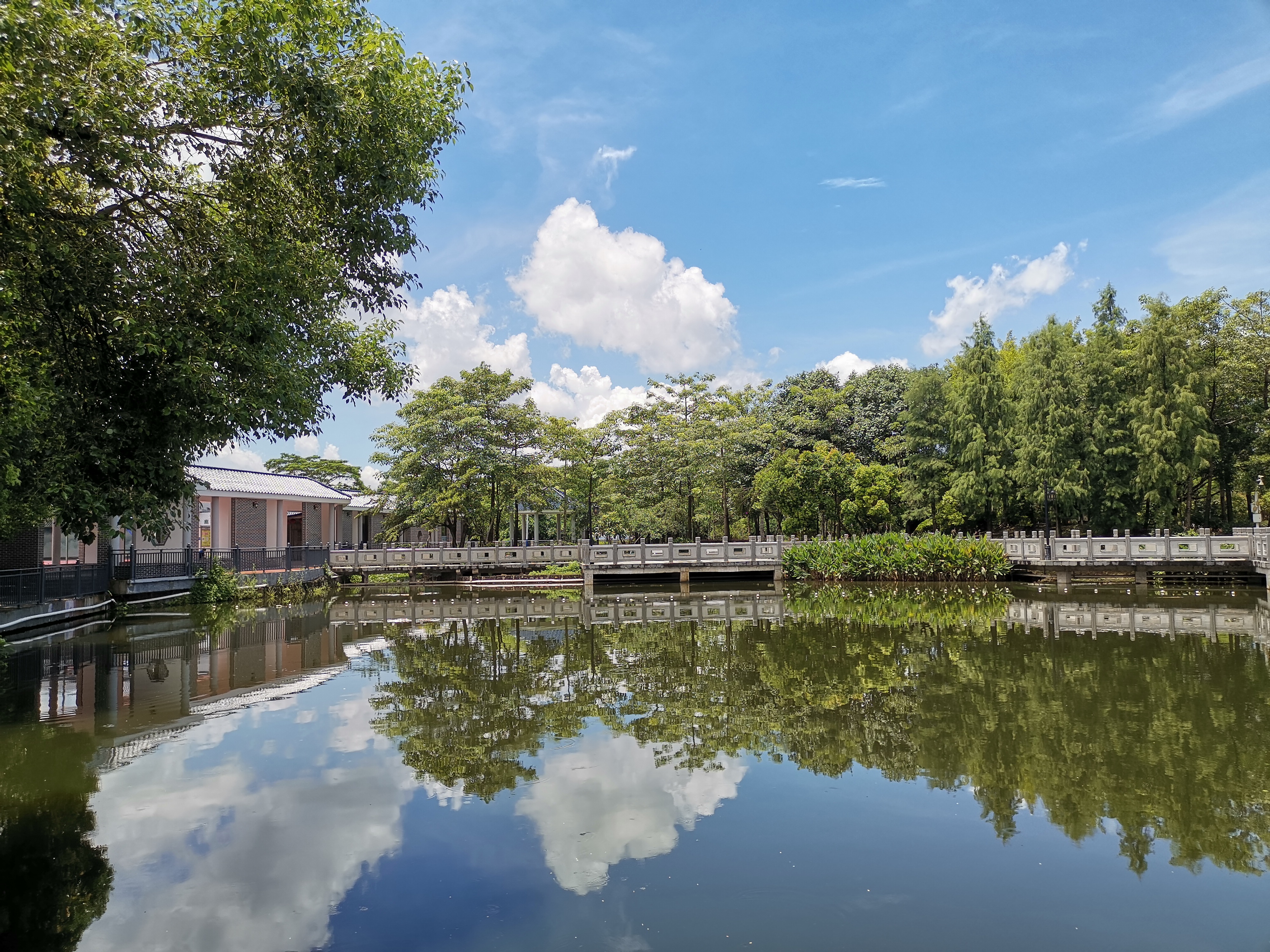 邓先生故居位于惠州市三栋镇鹿颈村,山清水秀,风景优美,是广东省十大