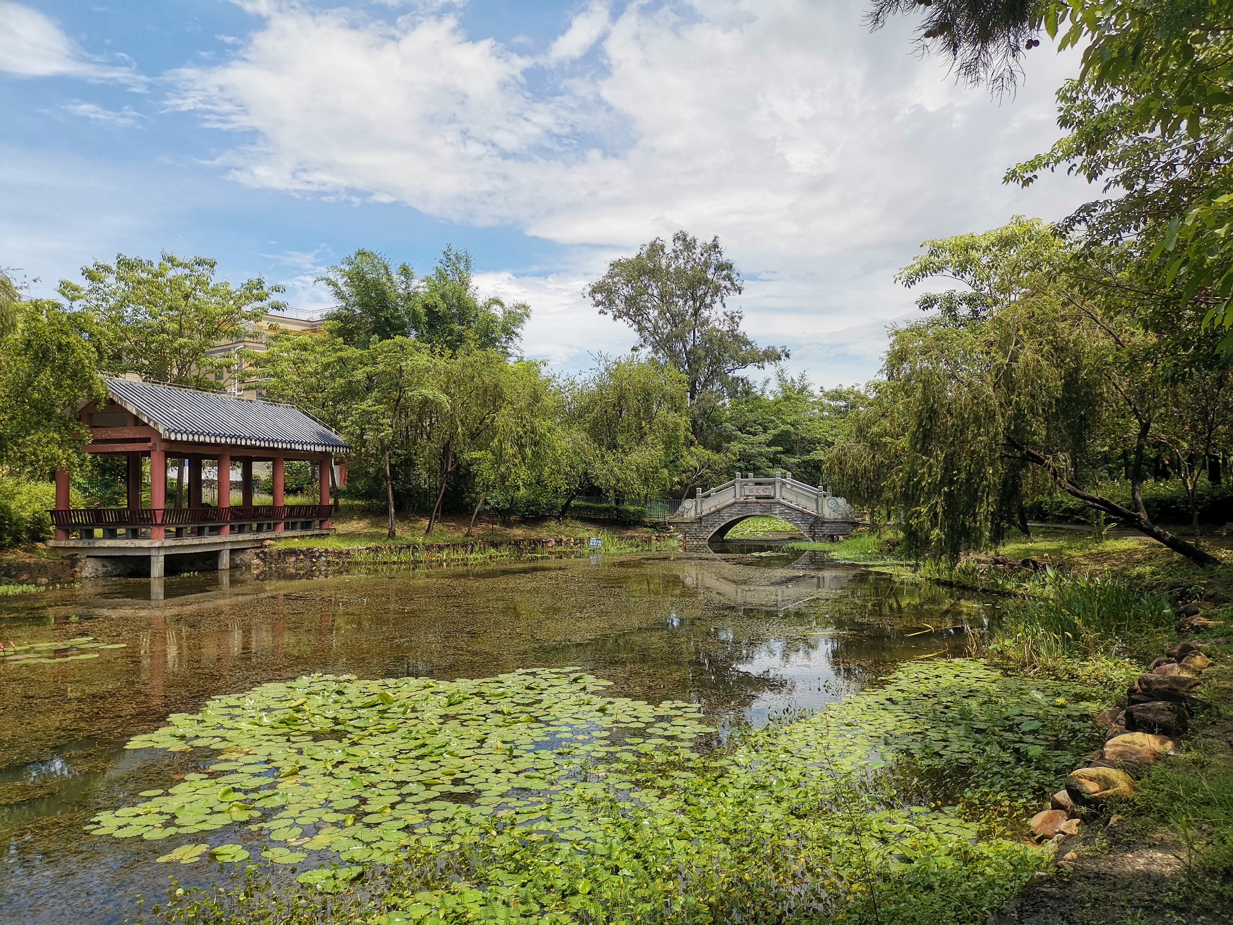 邓先生故居位于惠州市三栋镇鹿颈村,山清水秀,风景优美,是广东省十大