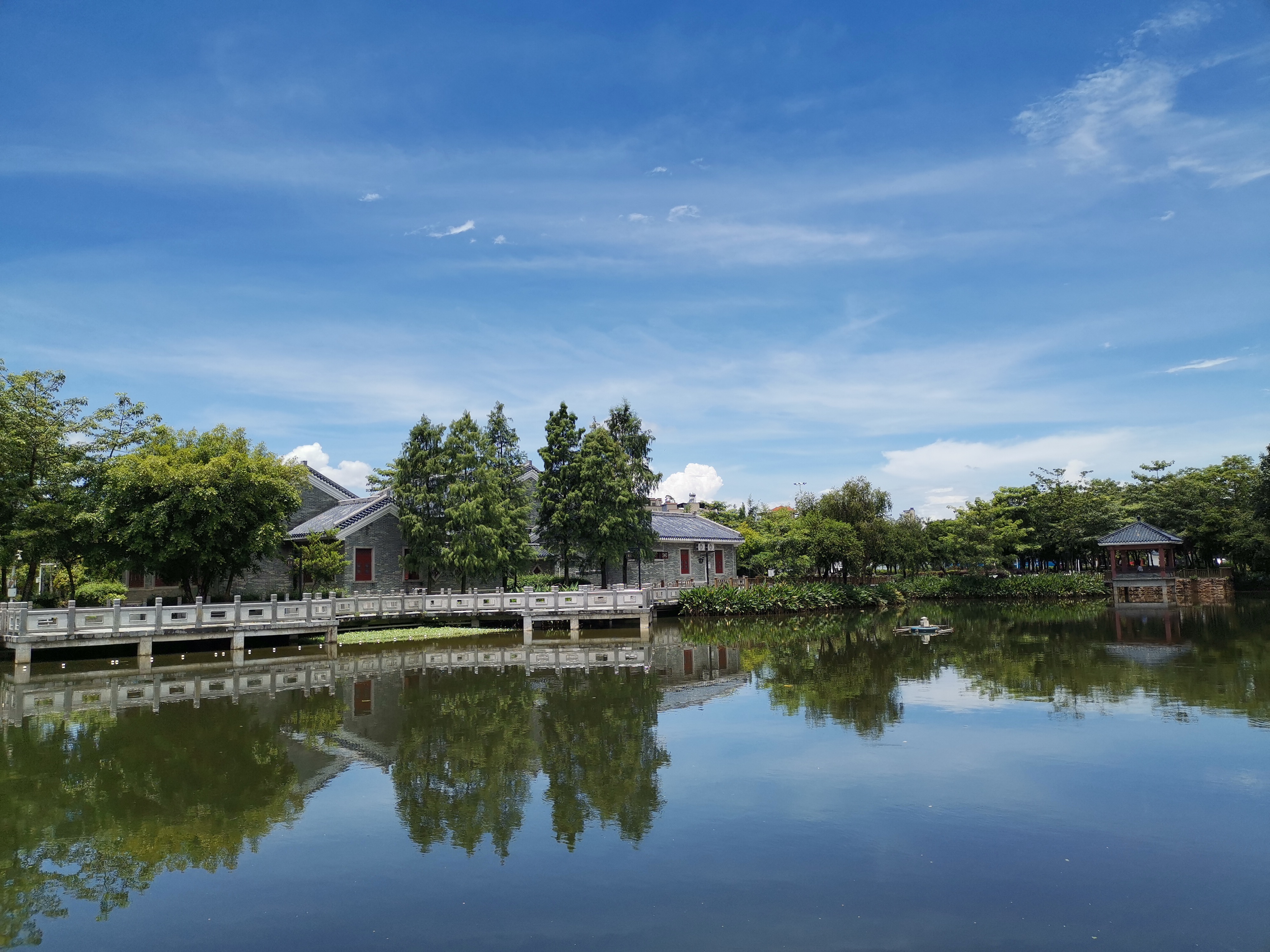 邓先生故居位于惠州市三栋镇鹿颈村,山清水秀,风景优美,是广东省十大