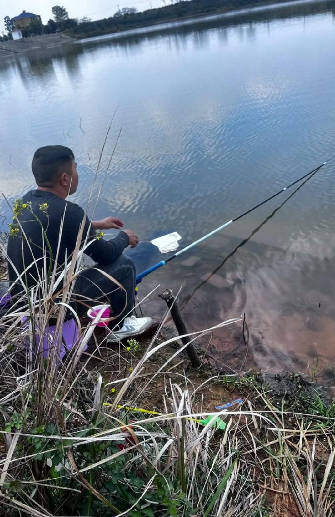 下联:披星戴月只为渔 钓鱼人 披星戴月河边蹲, 手持