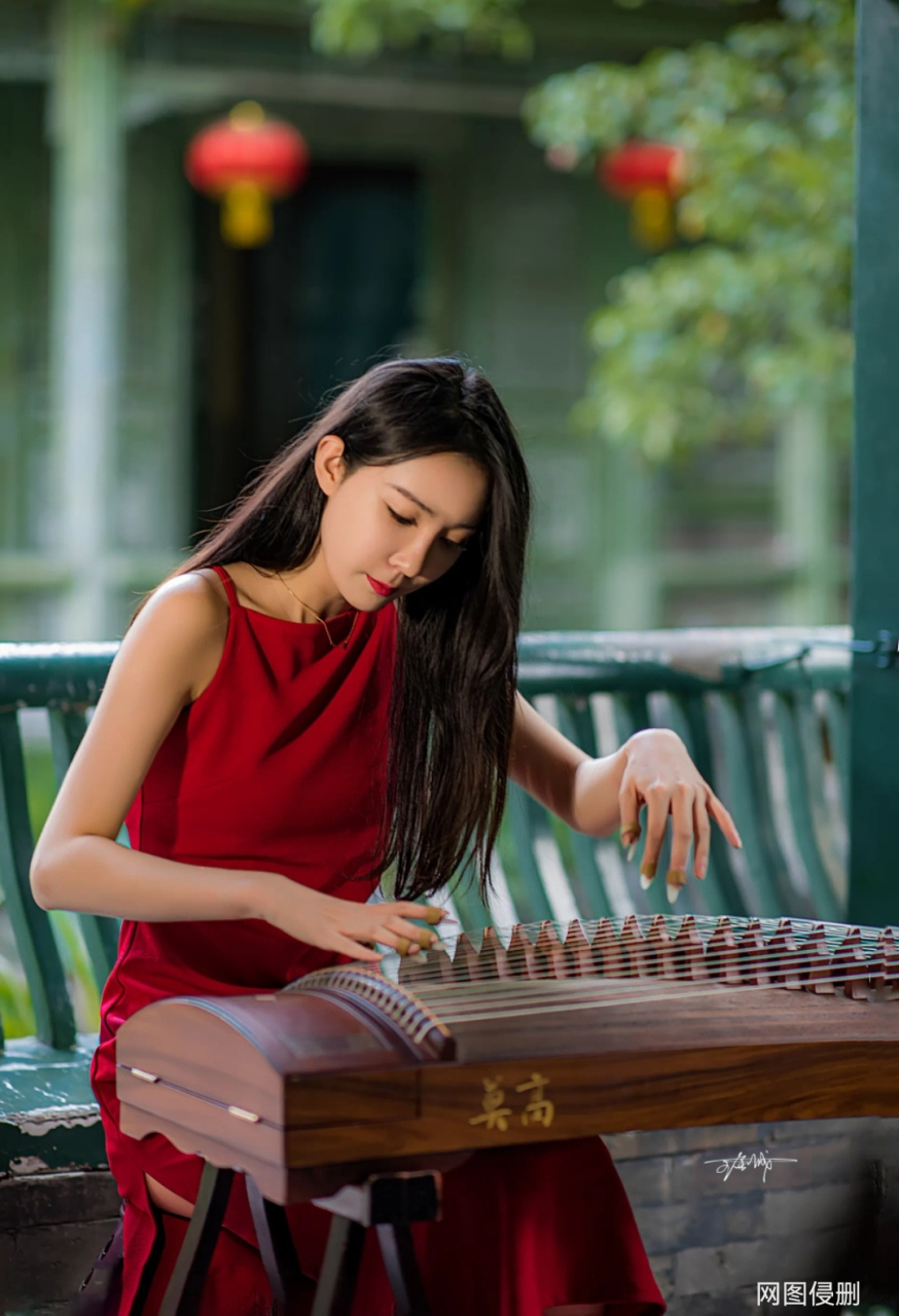 上联:请赐[鲜花] 下联:琴音袅袅相思情更长.