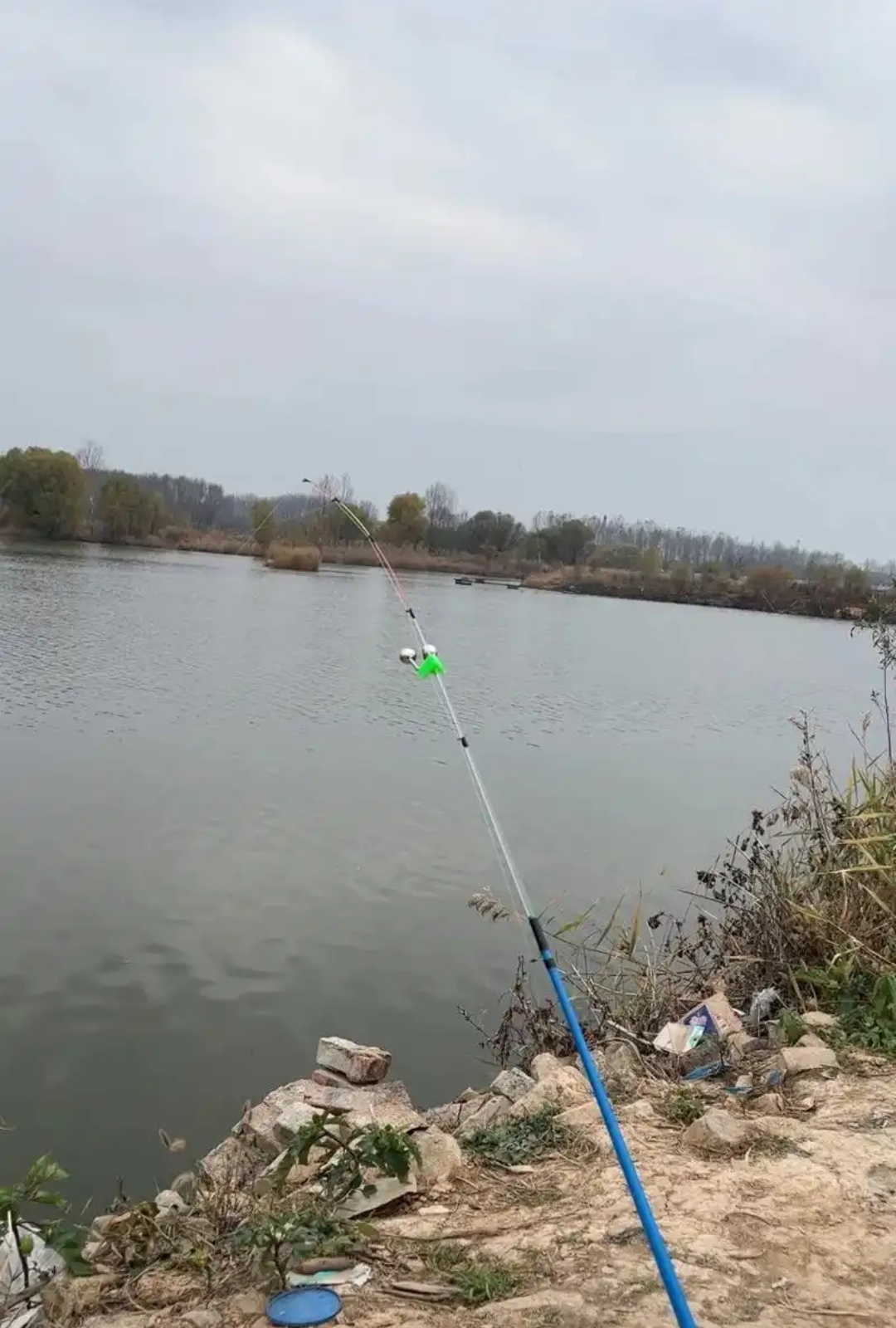 下联:披星戴月只为渔 钓鱼人 披星戴月河边蹲, 手持