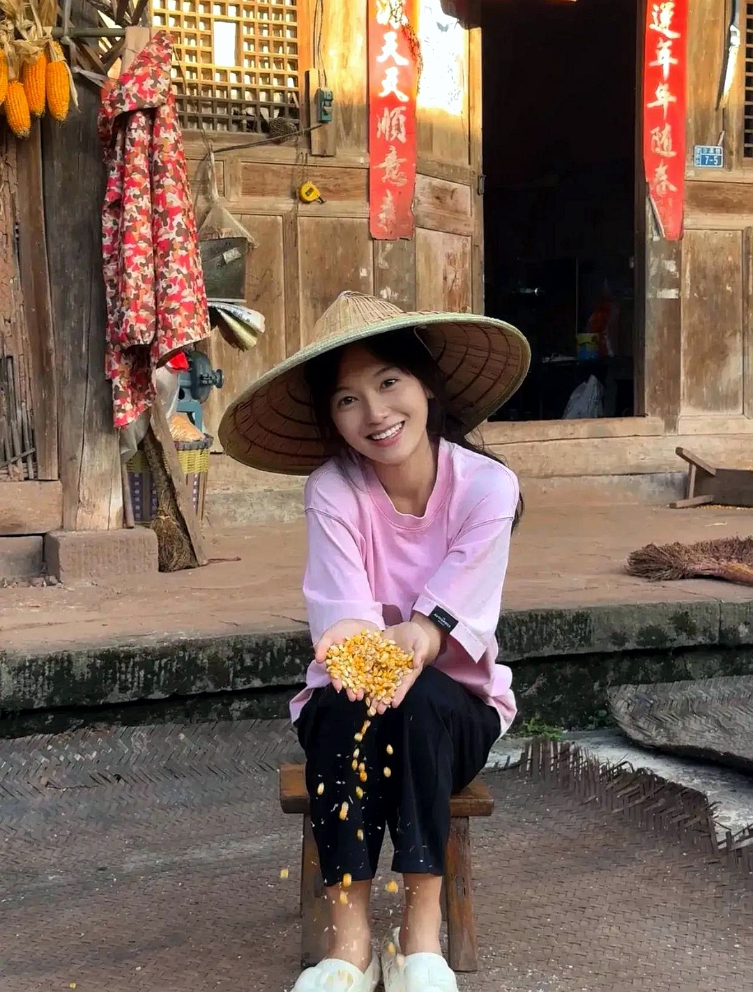 这位美女,是这村里的村花 其姿色之出众,足以让人遐想,若以彩礼来衡量