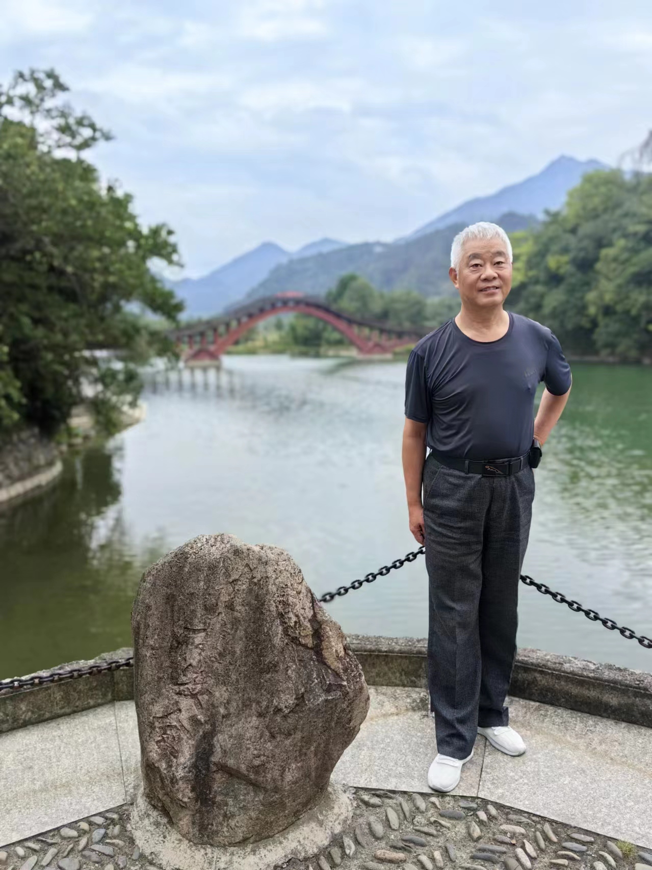 杨友明(江苏)  皖龙川,山河秀美,东须峙西笏.地灵人杰