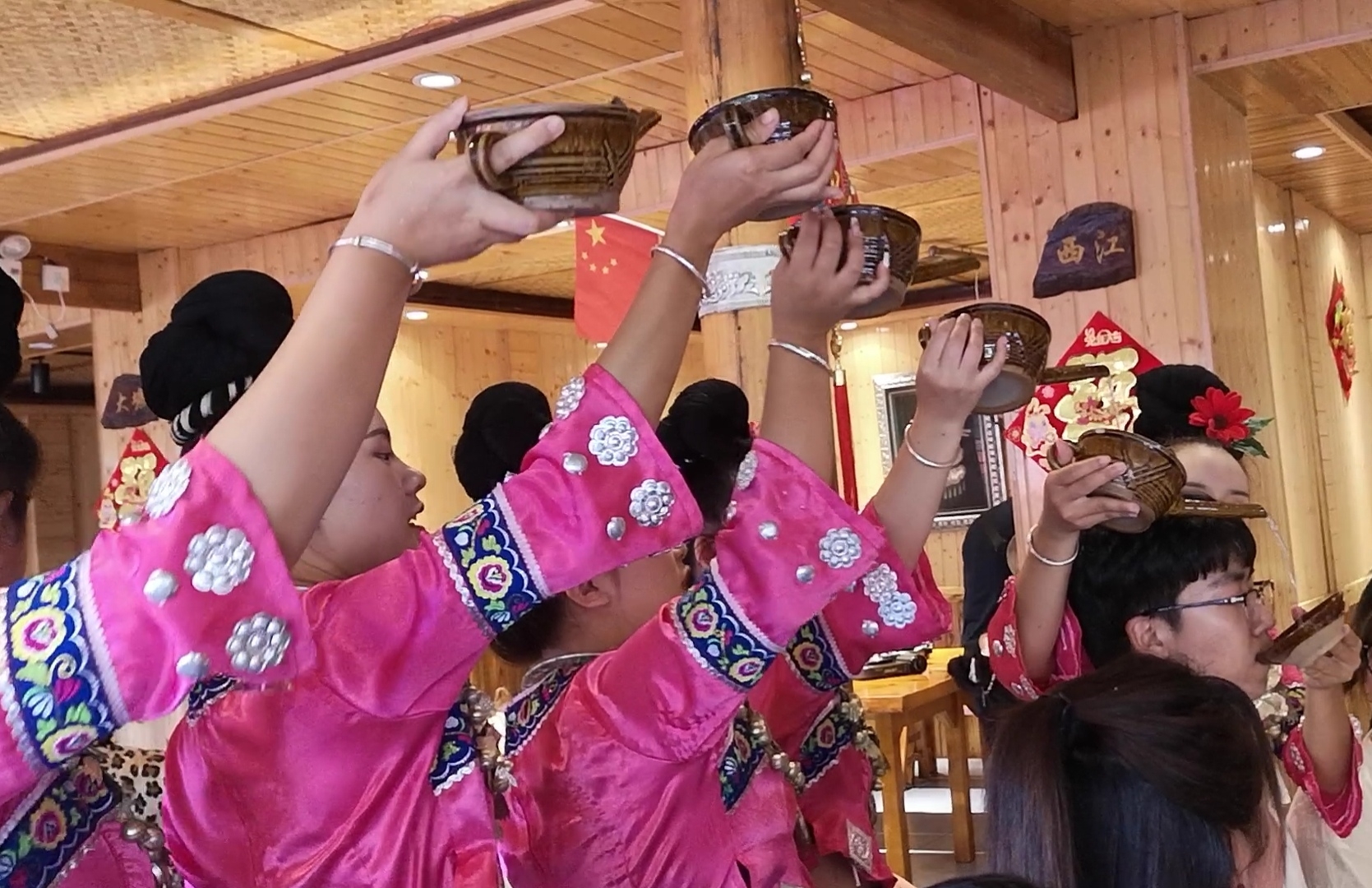 在西江千户苗寨吃长桌宴,高山流水敬知音的仪式感满满,既热闹又喜庆.