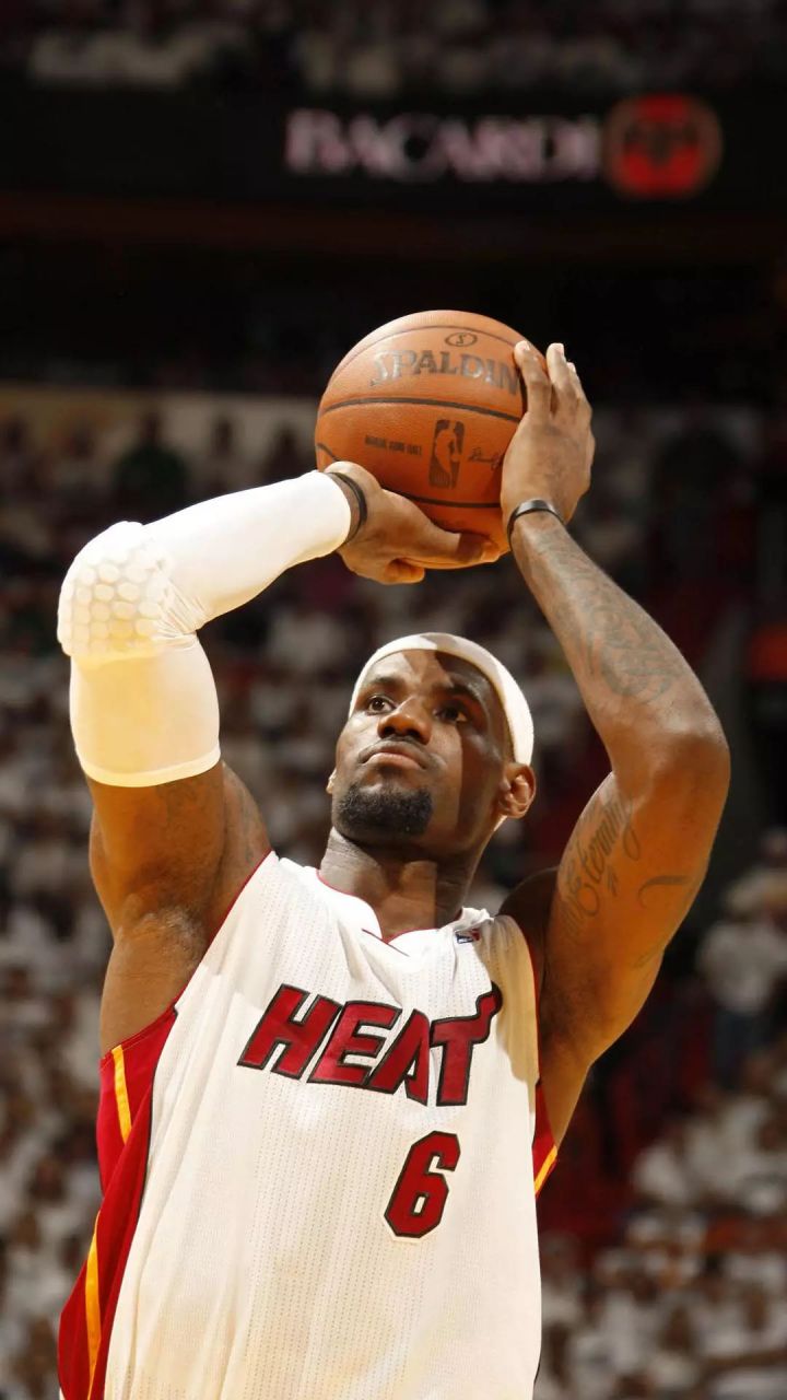 勒布朗·詹姆斯(lebron james)是一位极其出色的篮球运动员,被认为是