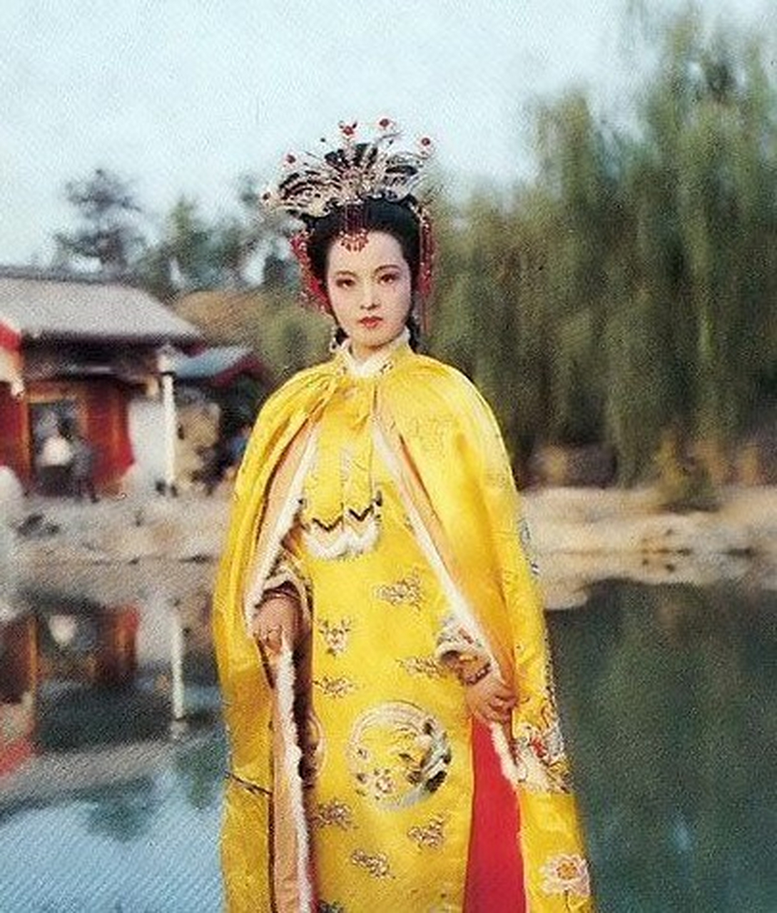 贾元春是《红楼梦》中的一个重要人物,她是贾政和王夫人的嫡长女,贾