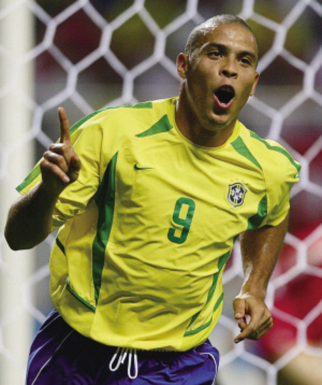 罗纳尔多,全名是罗纳尔多·路易斯·纳扎里奥·达·利马,是世界足坛的