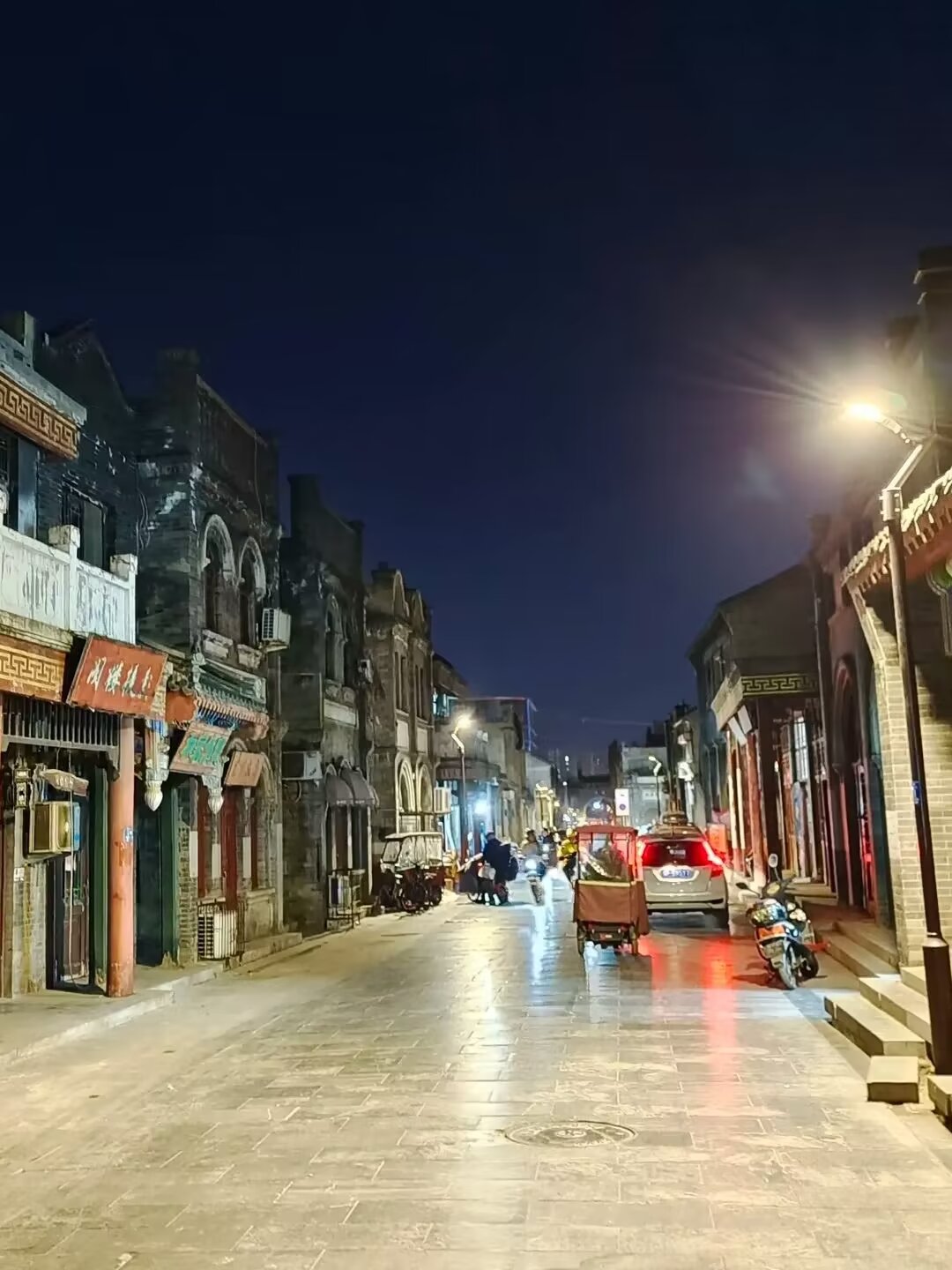 保定西大街位于河北保定市区,始建于宋代淳化年间,西大街长约846米