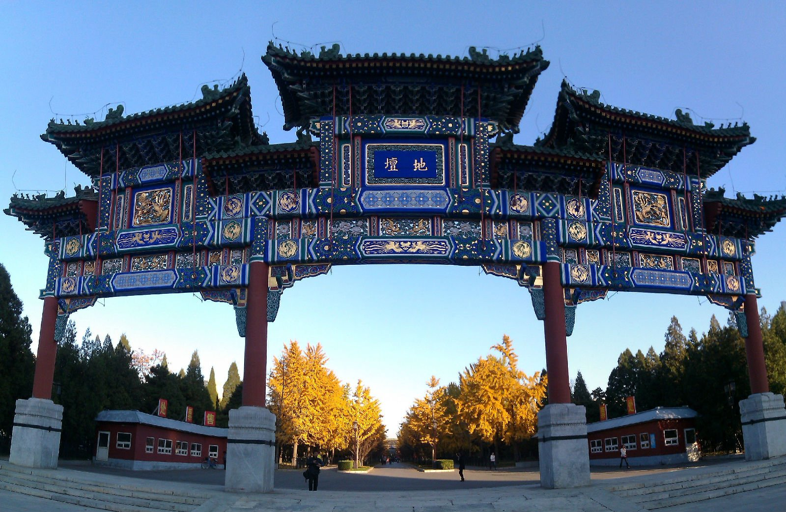 游北京地坛 恒公 想必接天可谓坛,身躬万里朕江山.