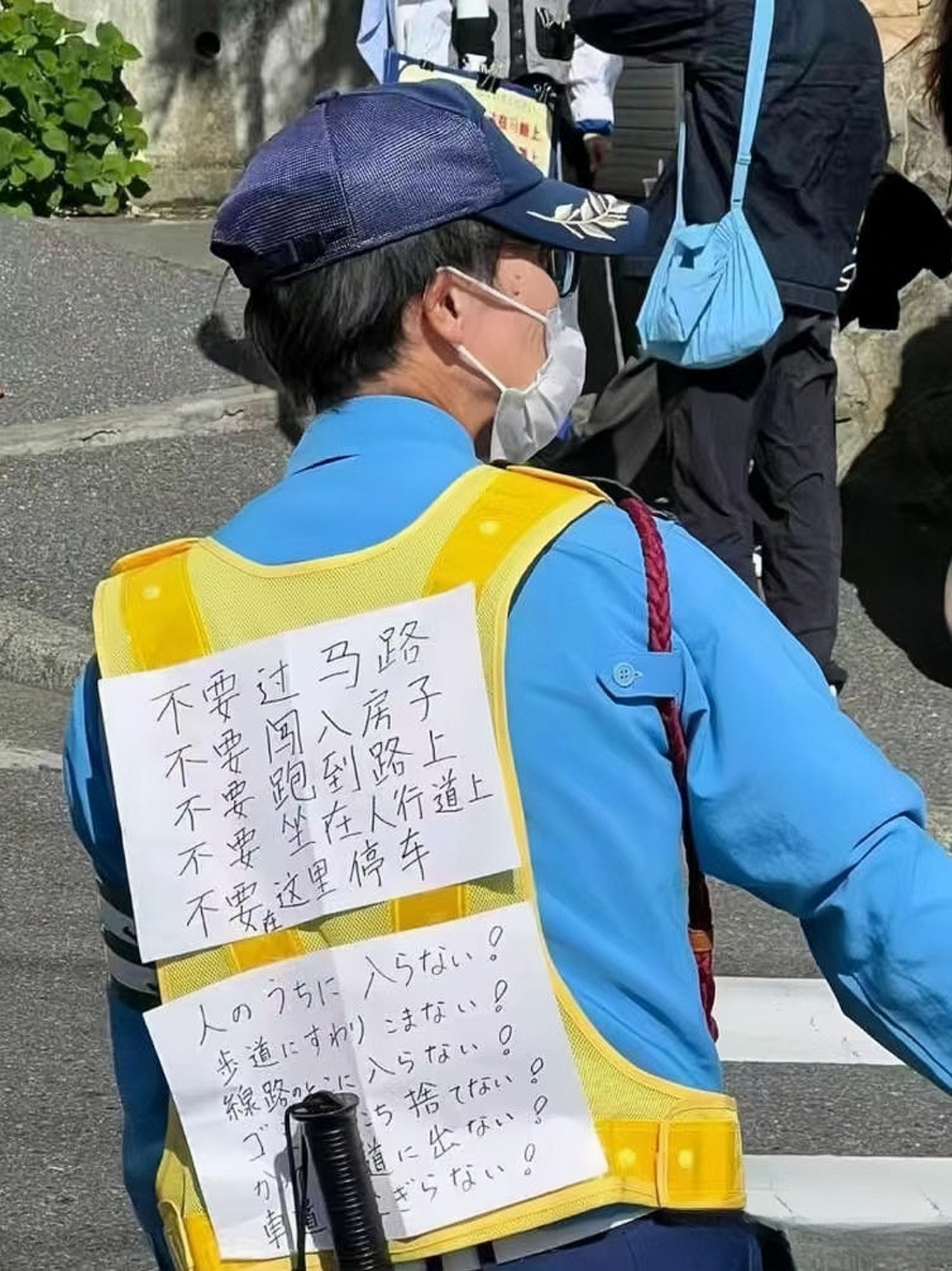 警察黄马甲图片