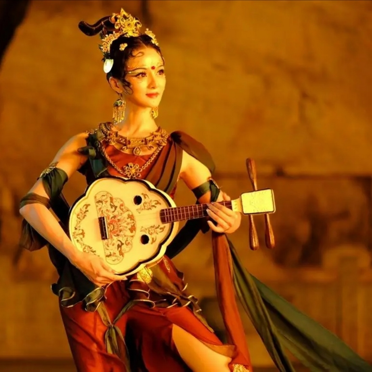 窅娘,本名不详,五代十国时期的女性人物 她出身贫寒,本为采莲女,十六