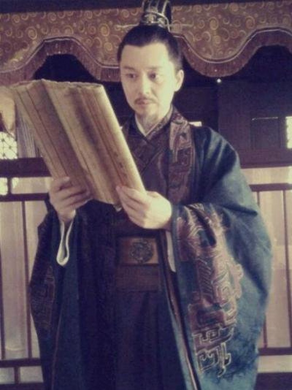 人,谢琰幼子,谢安之孙.东晋官员,文学家