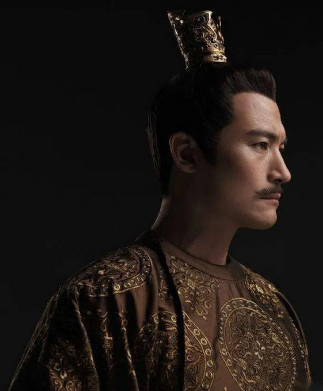 是汉李广的16世孙.   李暠少而好学,性敏宽和,为人宽宏大量.