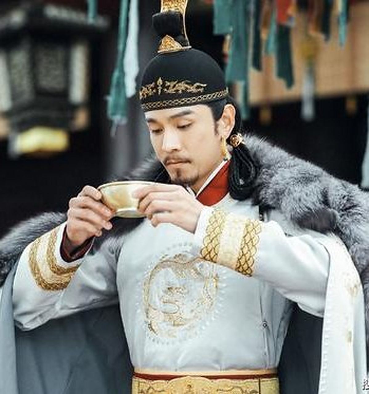 慕容俊即位时仍名义上为东晋的燕王,然而于永和八年(352年)正式称帝