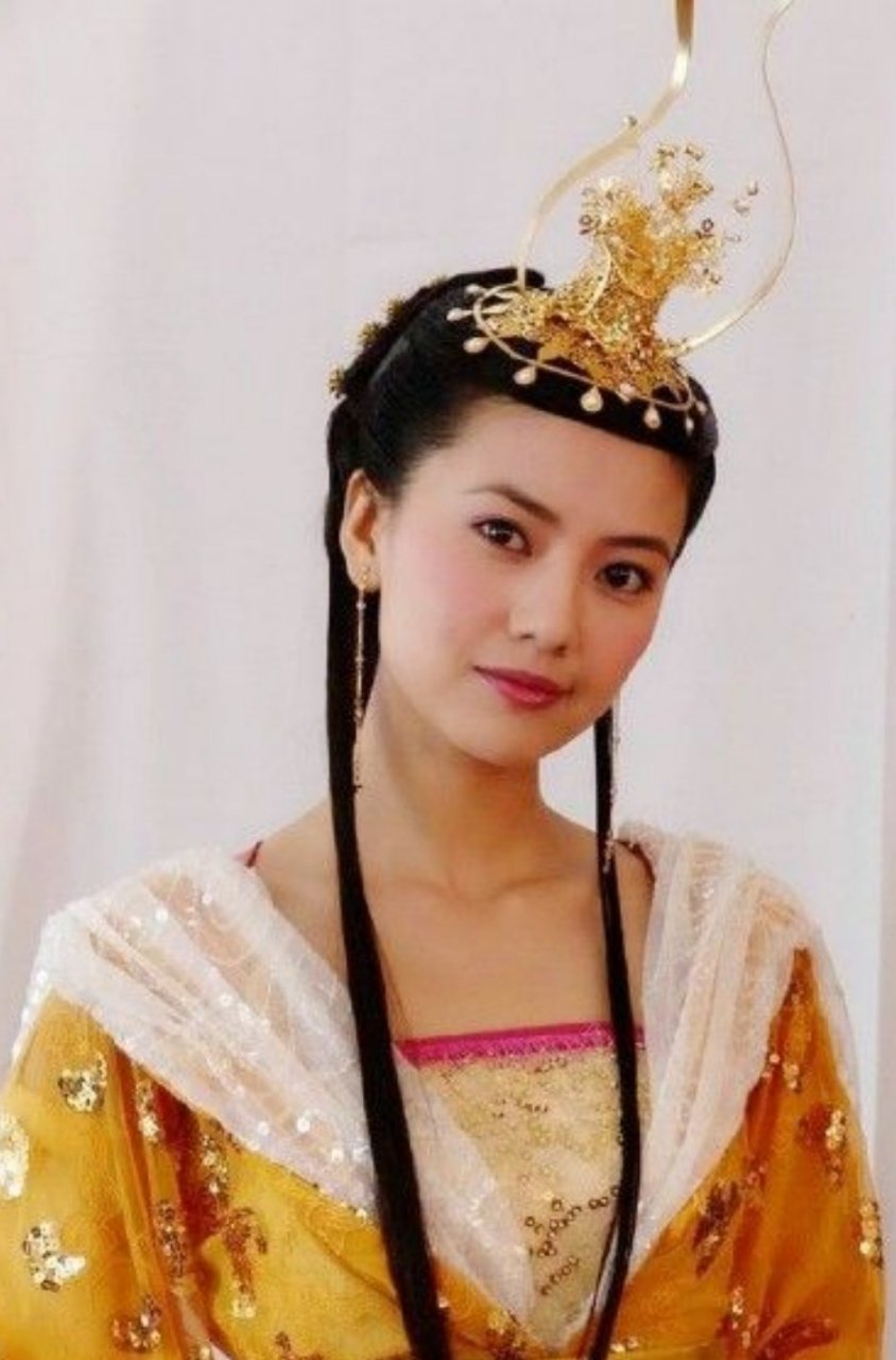 黄惠姑,是五代十国的闽王王审知侧室夫人,其子王延钧称帝,母以子贵被