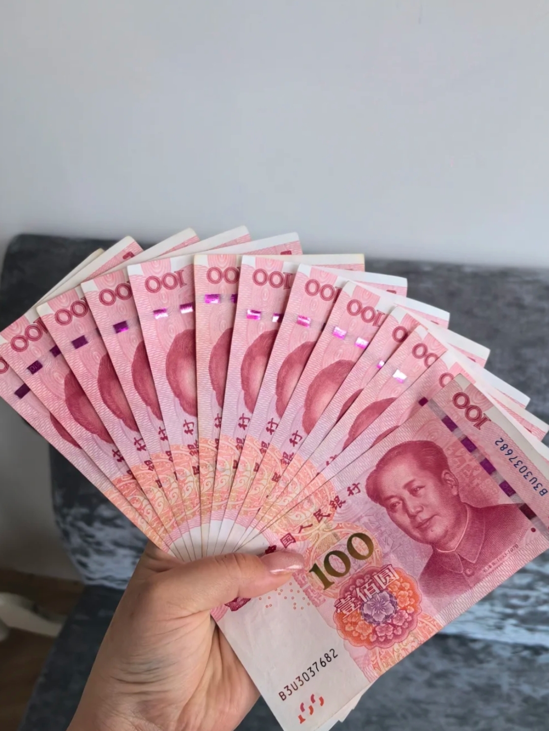 去同事家吃饭,我包里1300元现金不见了,我没有问,选择沉默回家.