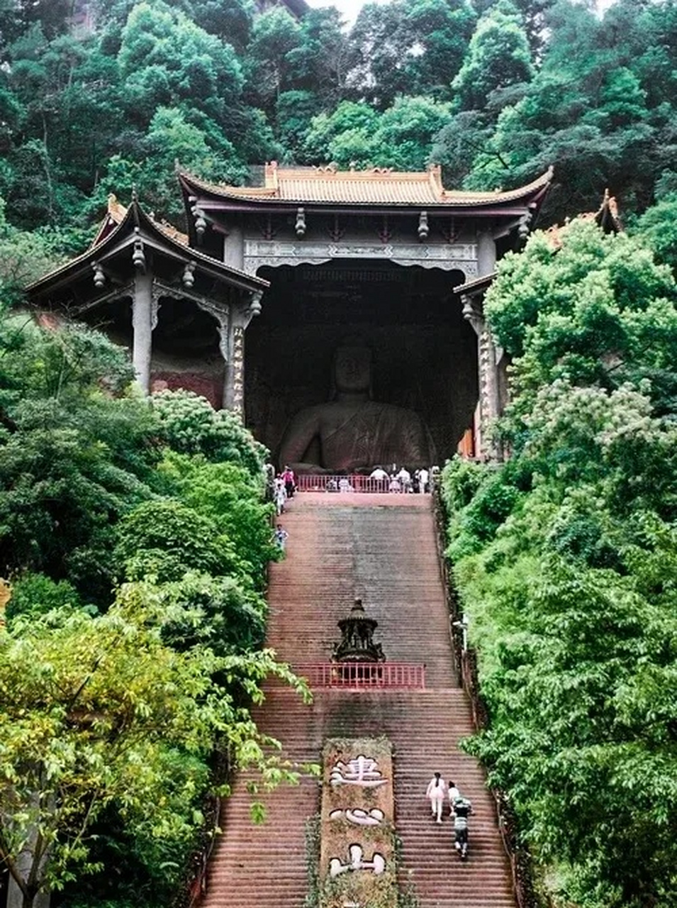 四川乐山凌云寺弥勒寺旁一幅对联:  上联:"笑古笑今,笑东笑西,笑南笑