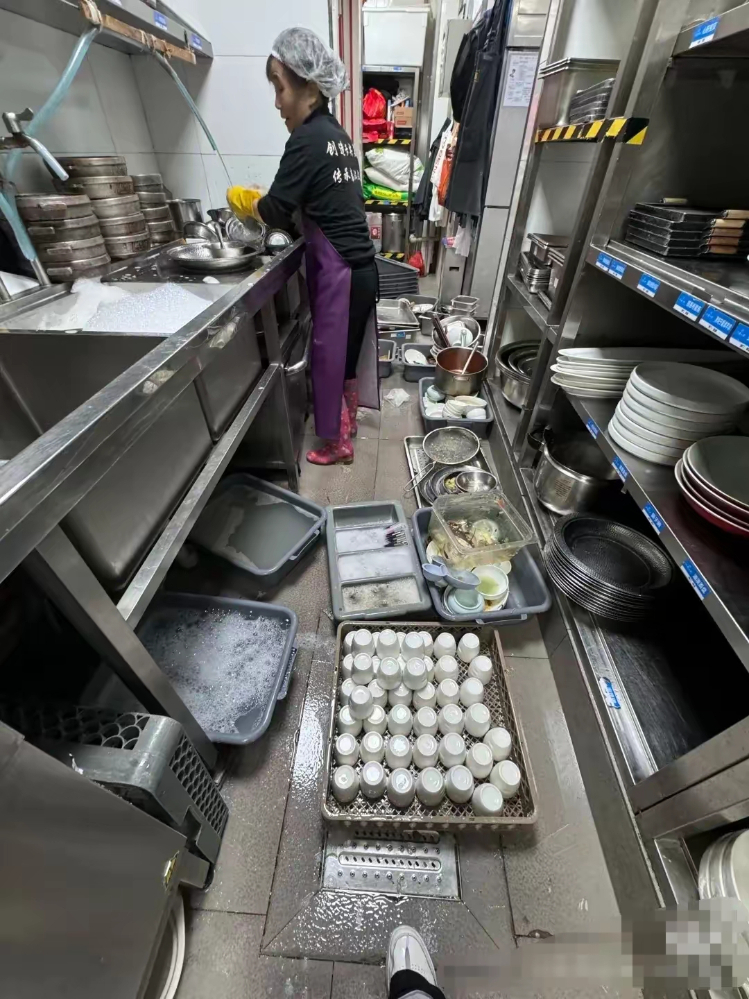 今天碰无语事了,昨天我们找了个洗碗大姐,来的时候经理就跟她说得明明