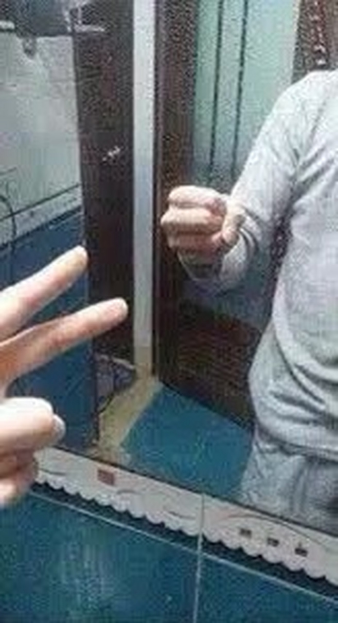 无聊,对着镜子玩猜拳,我赢了!