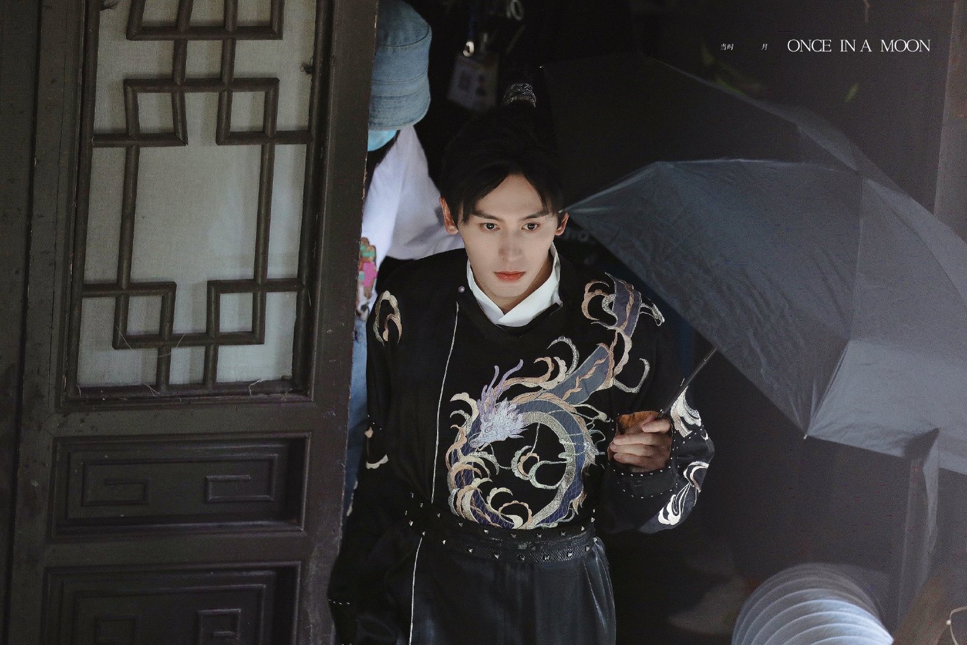 张哲瀚古装 #张哲瀚# 今日张哲瀚在横店录制综艺,一身龙纹黑衣古装