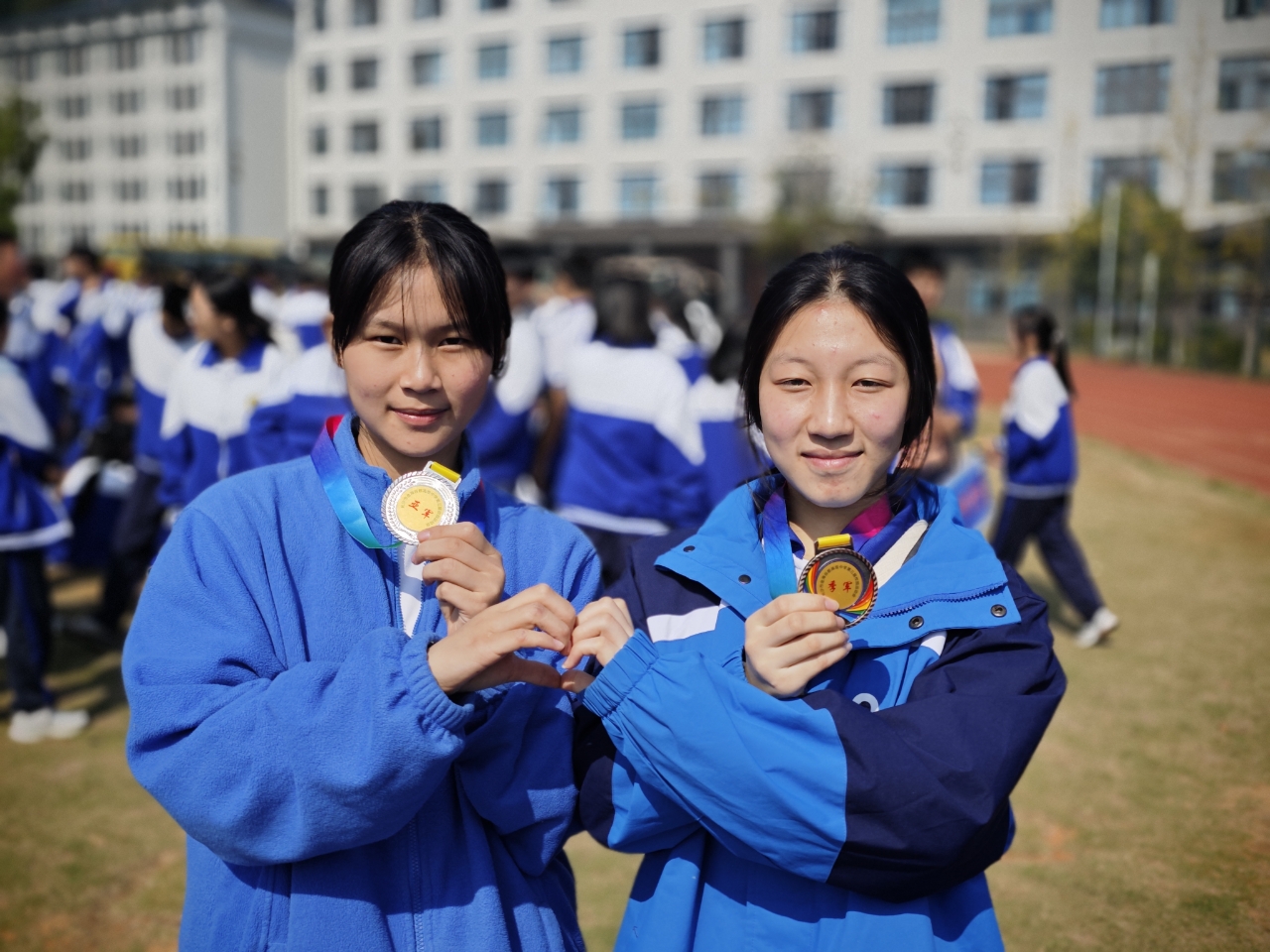 在金海谷郡的校园里,青春绽放出五彩光芒