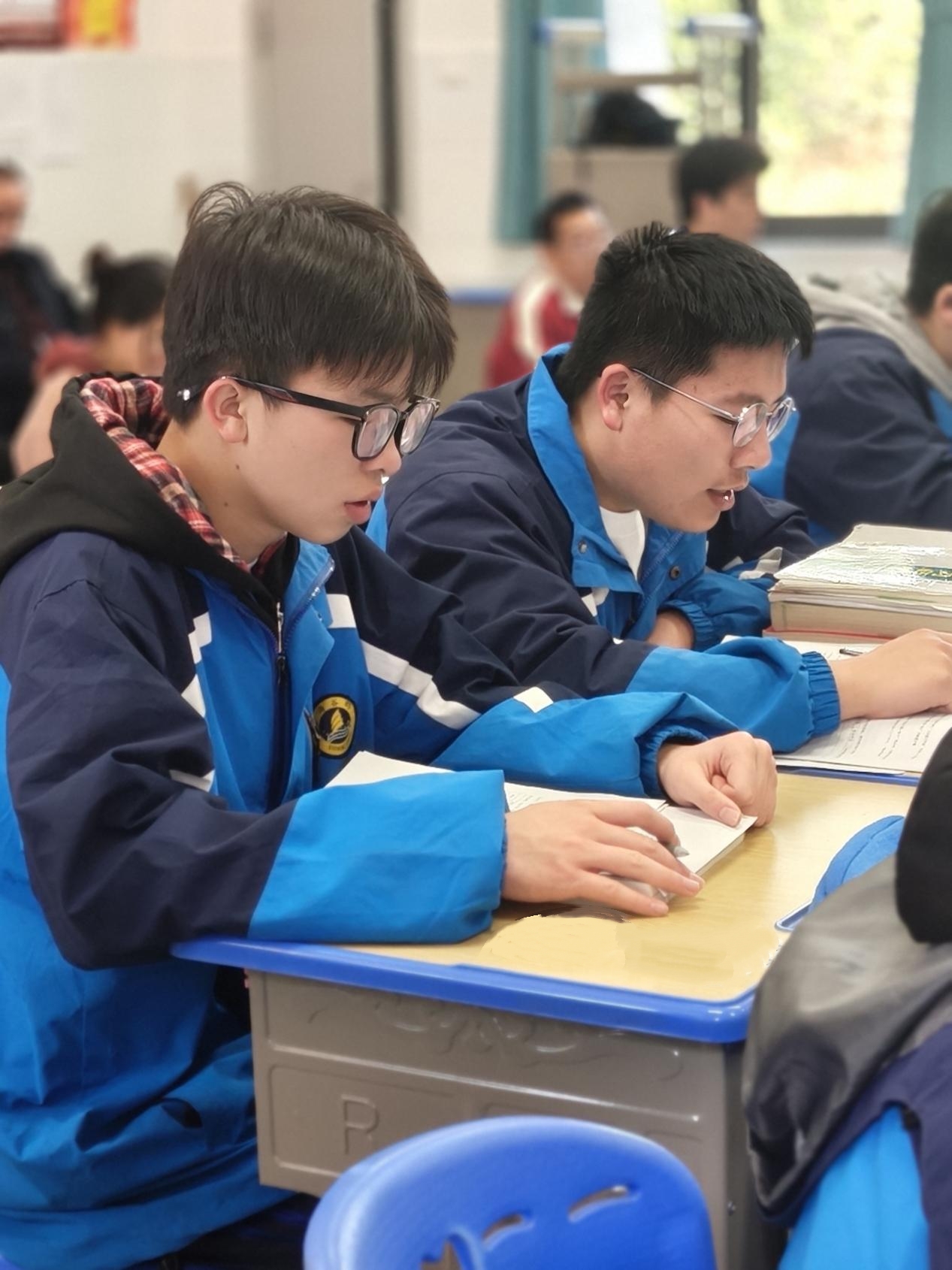 那些与星辰作伴的深夜,那些写满公式的草稿纸,终将铺成通往梦想的路