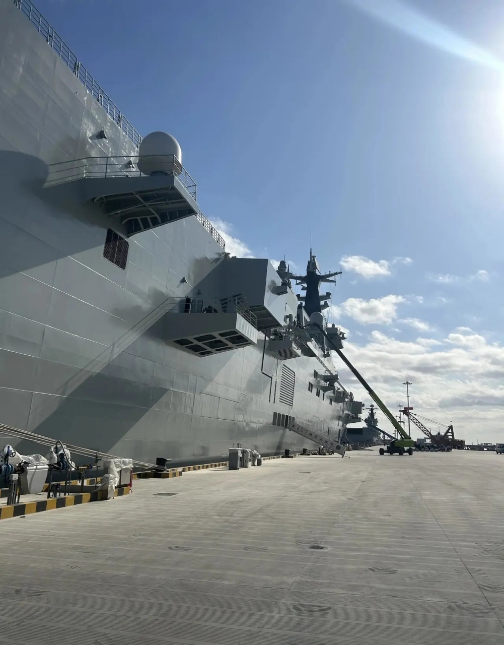 我国033号"安徽舰"075型两栖攻击舰的近距离照片,确实够大够壮观,这艘