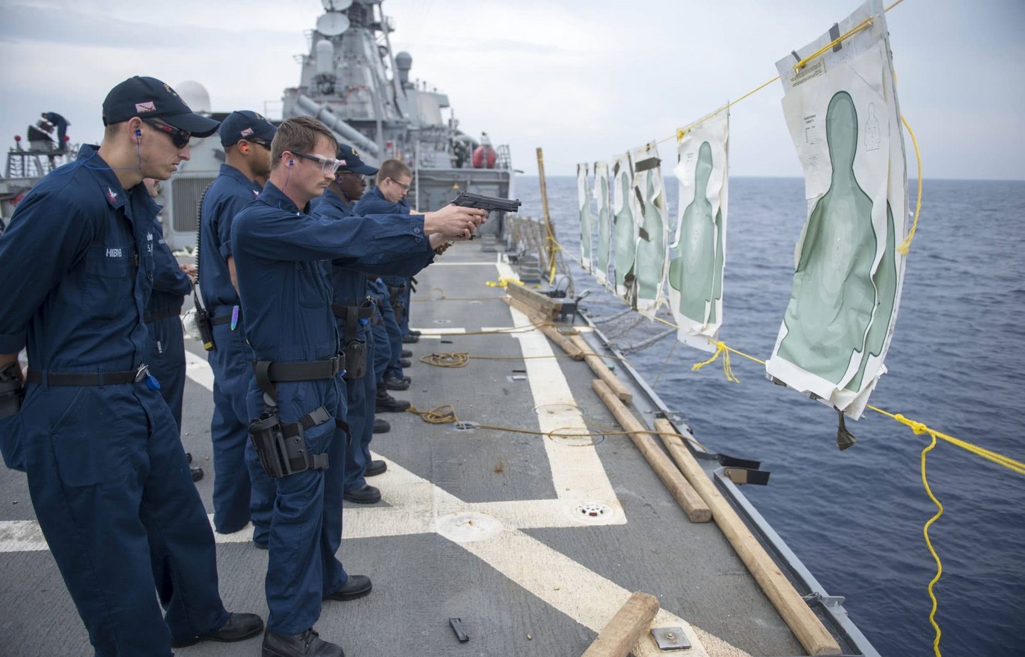 美国2名海军士兵在索马里附近海域执行任务时在海上失踪,搜救行动正在