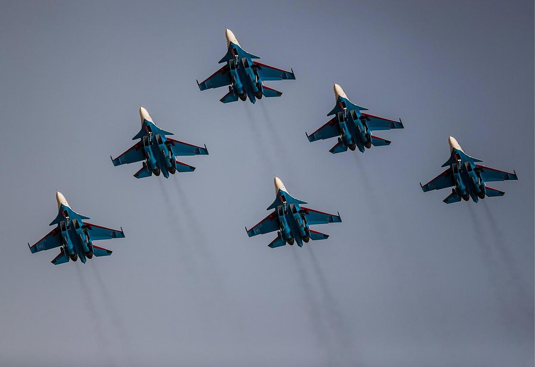 在迪拜航展上俄罗斯的"勇士"飞行表演队的苏-27战机表演和我国佛"八一